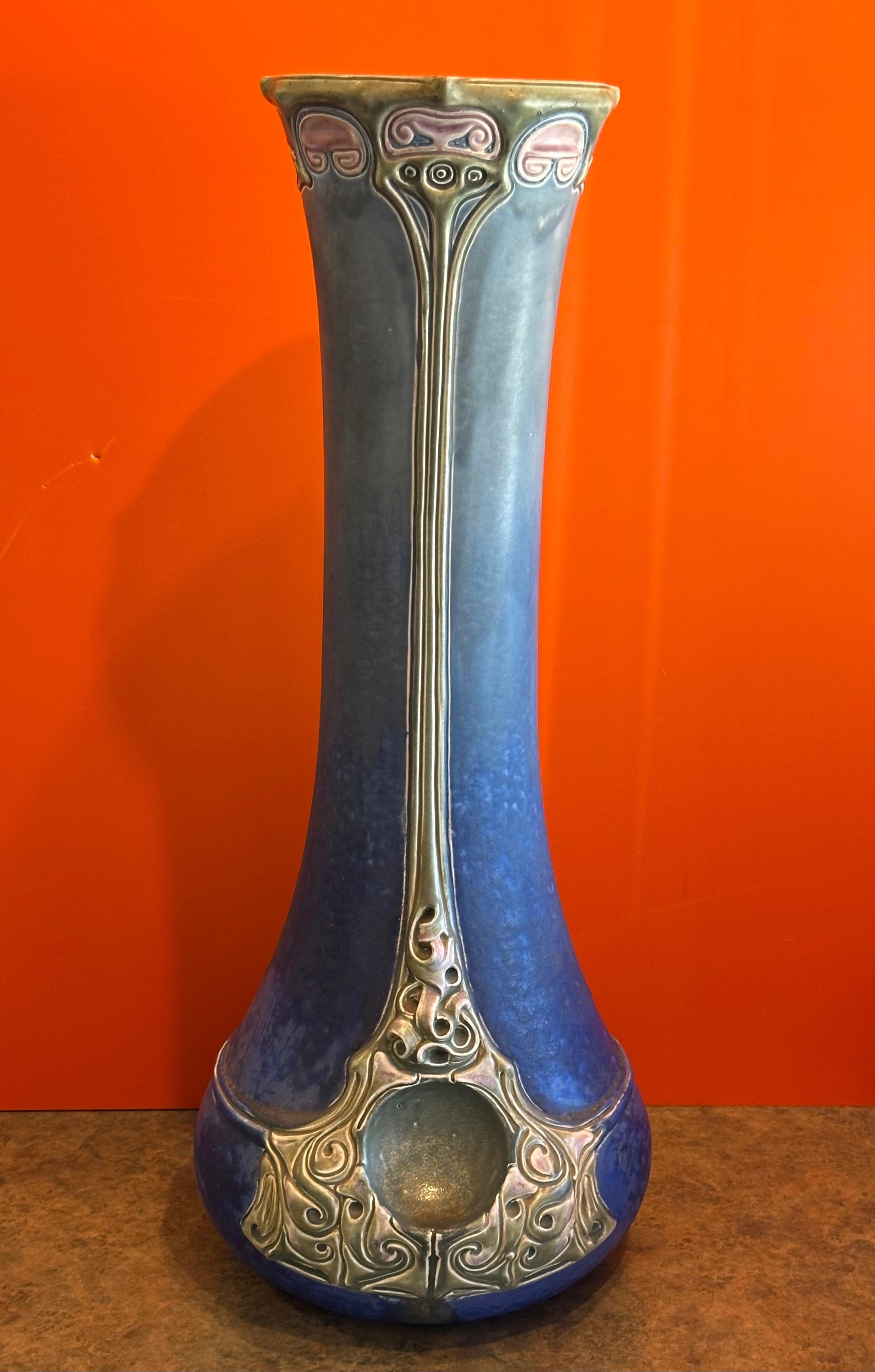 Massive Art Nouveau vase en majolique de Julius Dressler en vente 10