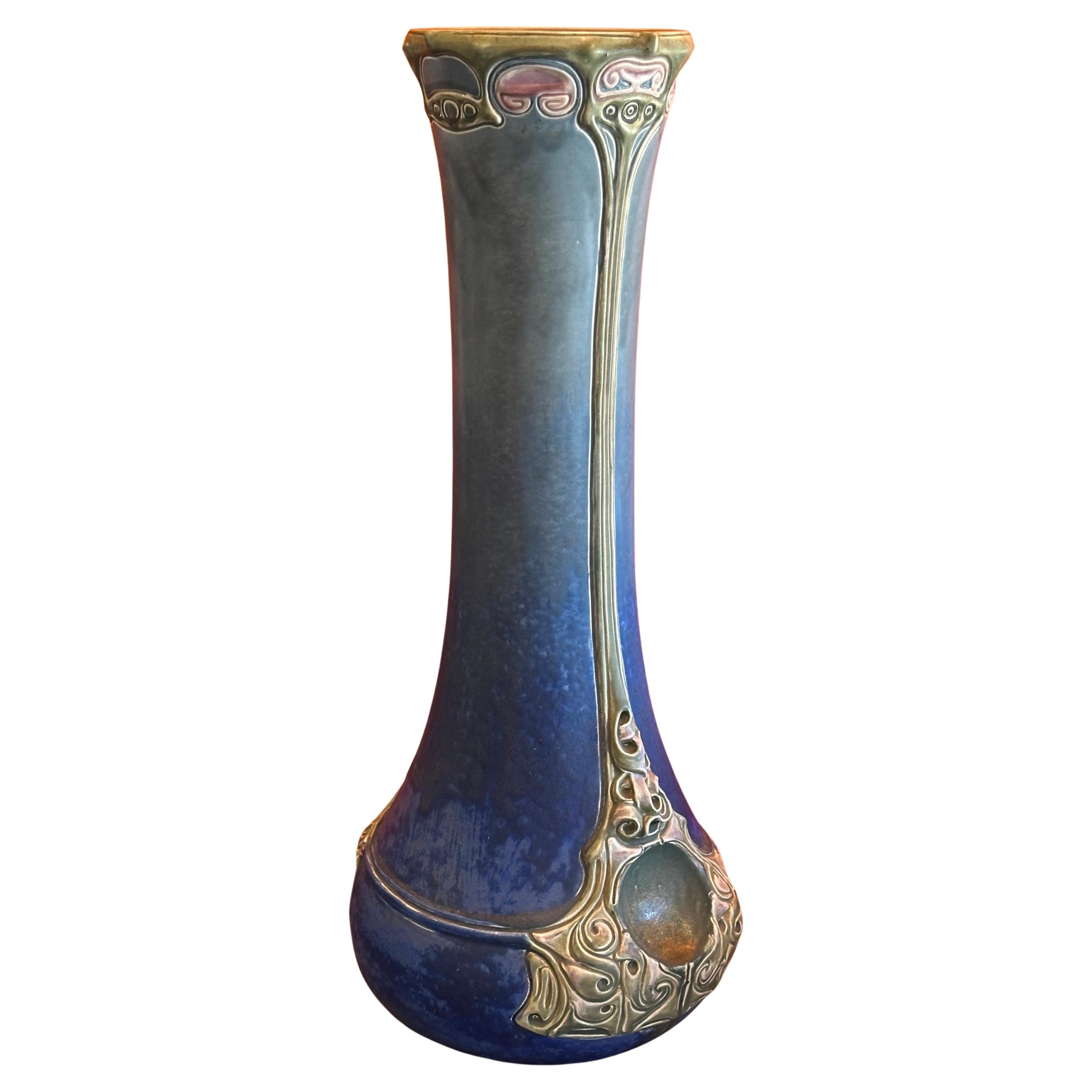 Vase massif en majolique Art nouveau de Julius Dressler d'Autriche, vers le début des années 1900.  Cette pièce étonnante est un véritable classique de l'ère Art nouveau. La forme magnifique combinée à un design organique, les tons bleus étonnants