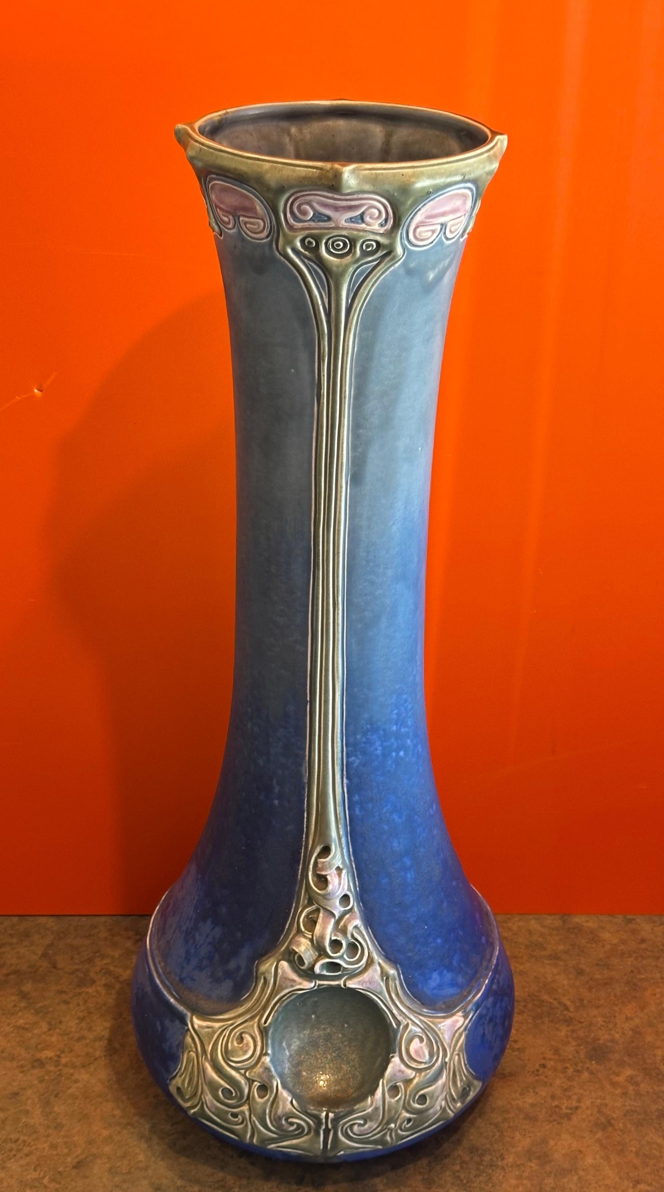 Massive Art Nouveau vase en majolique de Julius Dressler Bon état - En vente à San Diego, CA