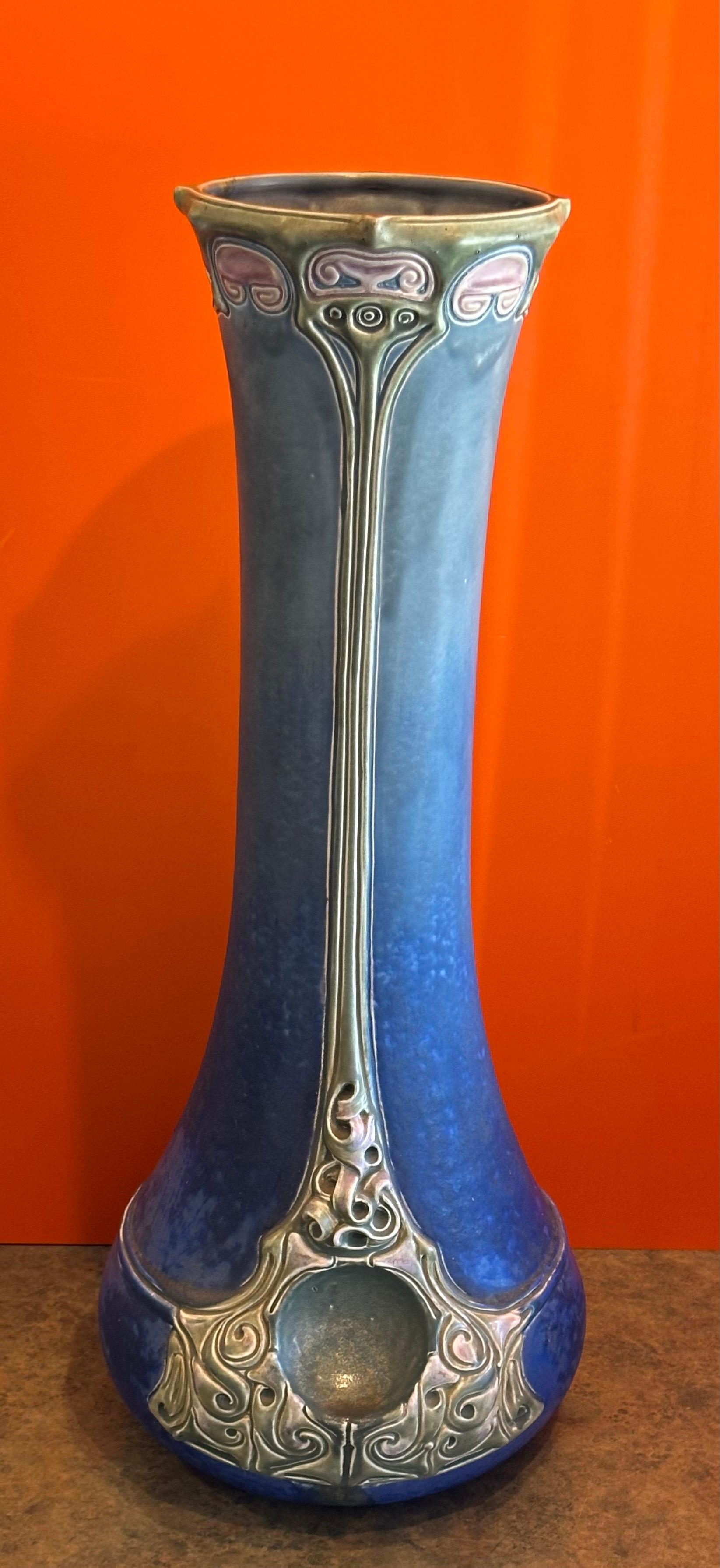 Massive Art Nouveau vase en majolique de Julius Dressler en vente 1