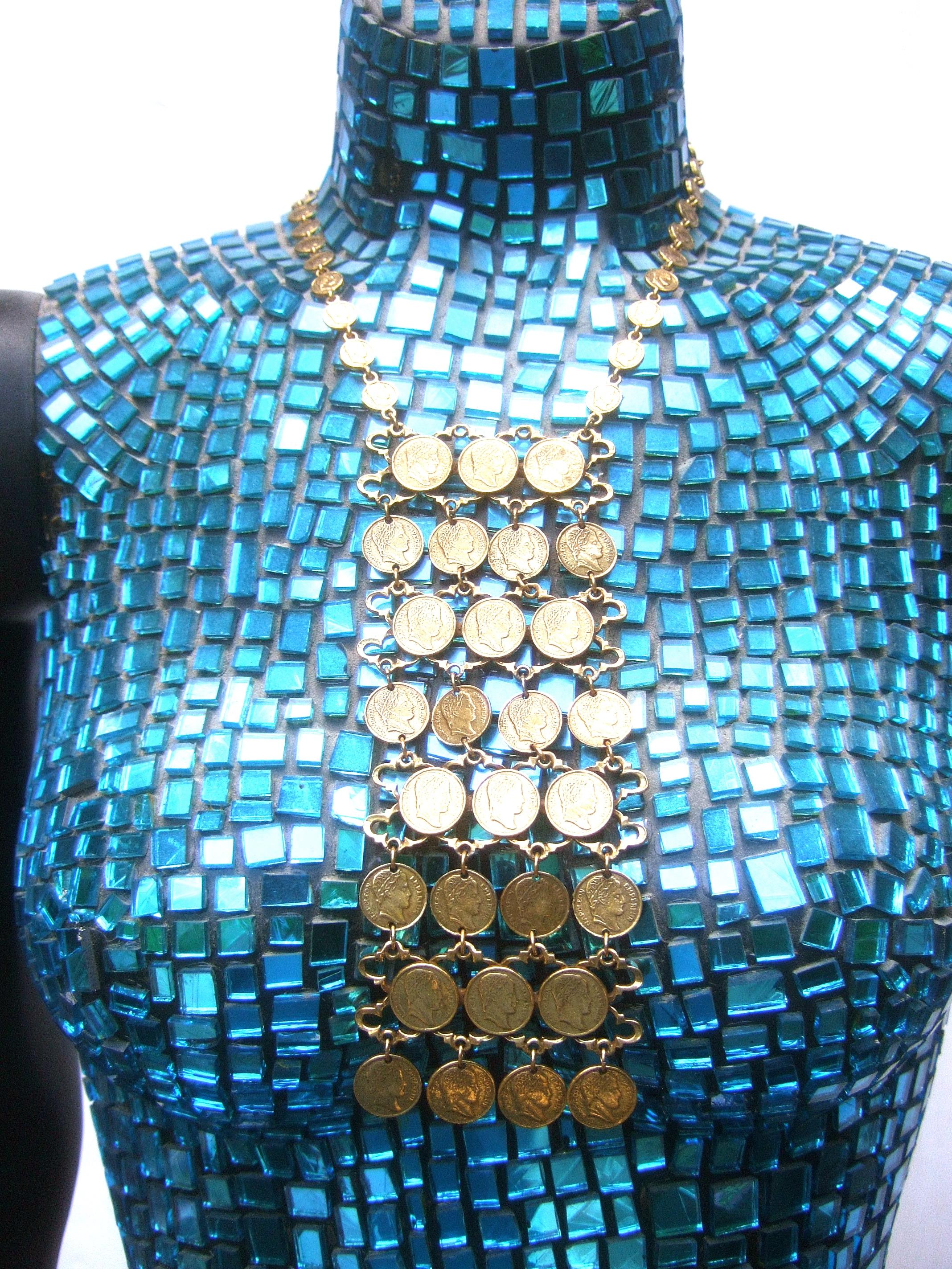 Romano classico Collana a bavaglino con monete articolate in metallo dorato, circa anni '70 in vendita