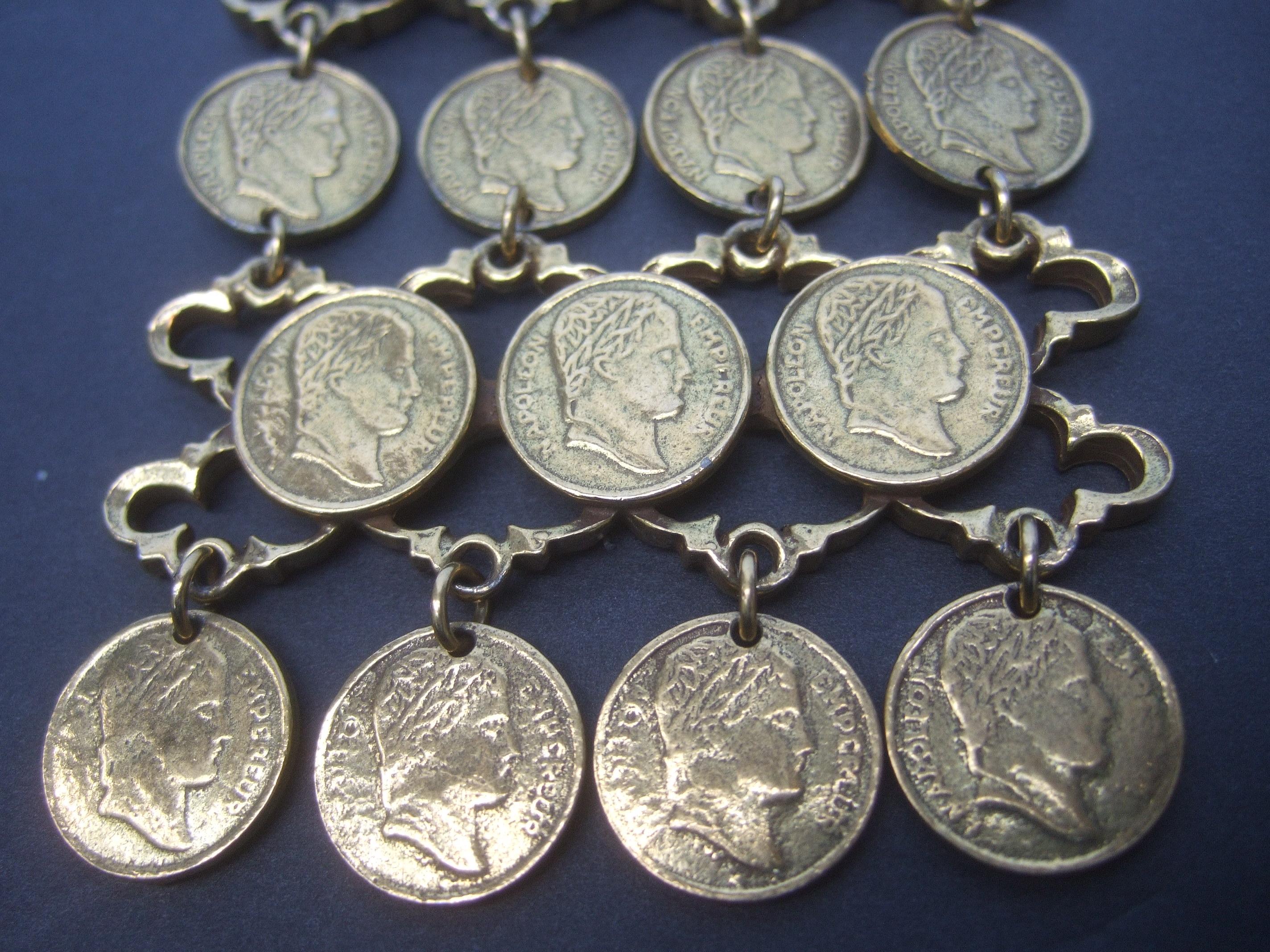 Collana a bavaglino con monete articolate in metallo dorato, circa anni '70 in vendita 1