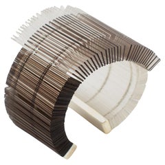 Bracelet jonc sculptural asymétrique en plexiglas et lucite