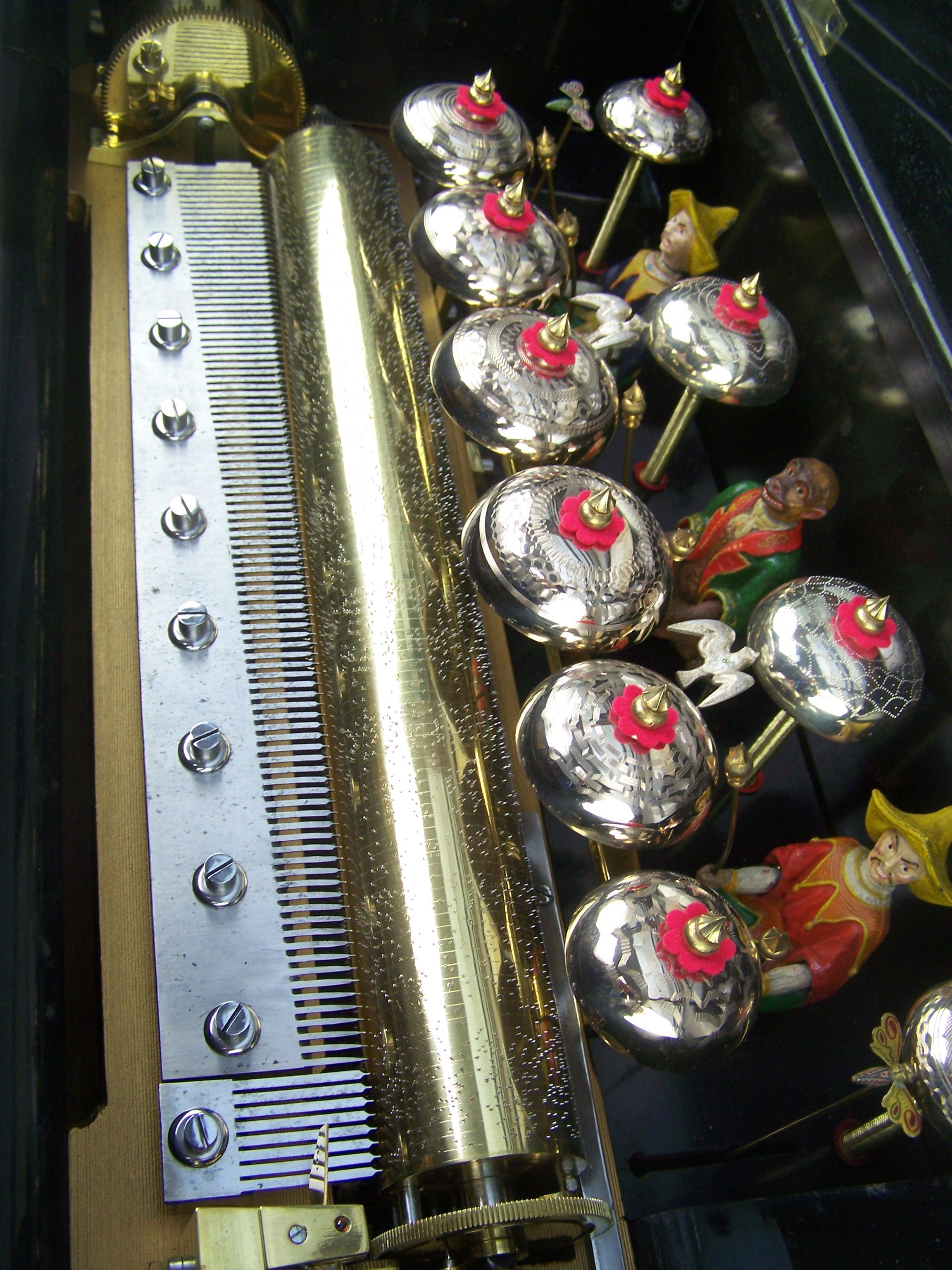 Musikkasten mit Automaten und Glocken, hergestellt von Karrer (Spätes 19. Jahrhundert) im Angebot