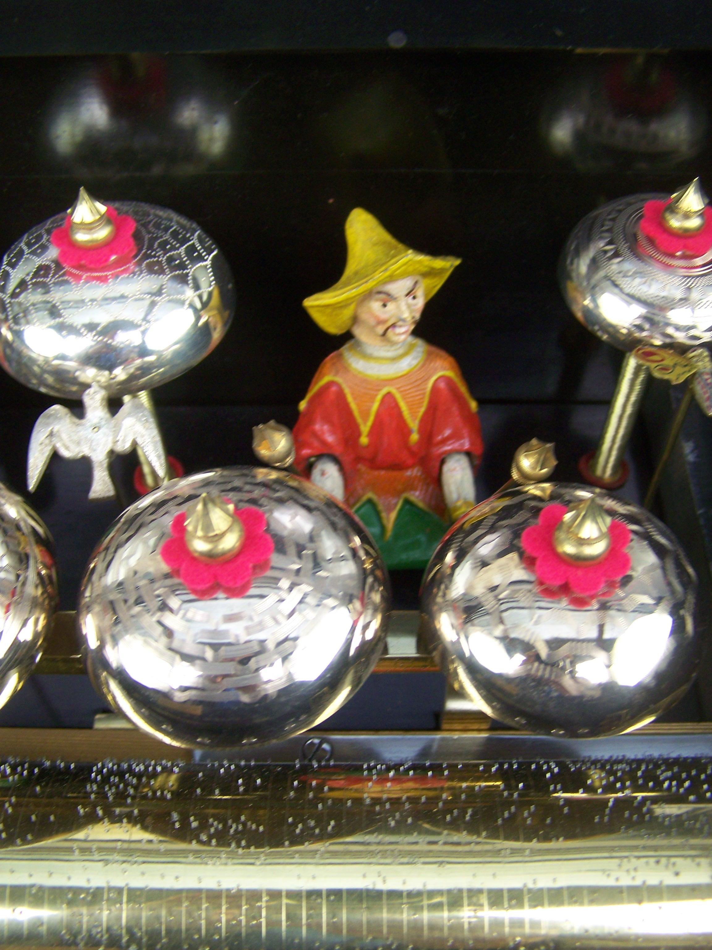 Bronze Boîte à musique avec automatiques et cloches fabriquée par Karrer en vente