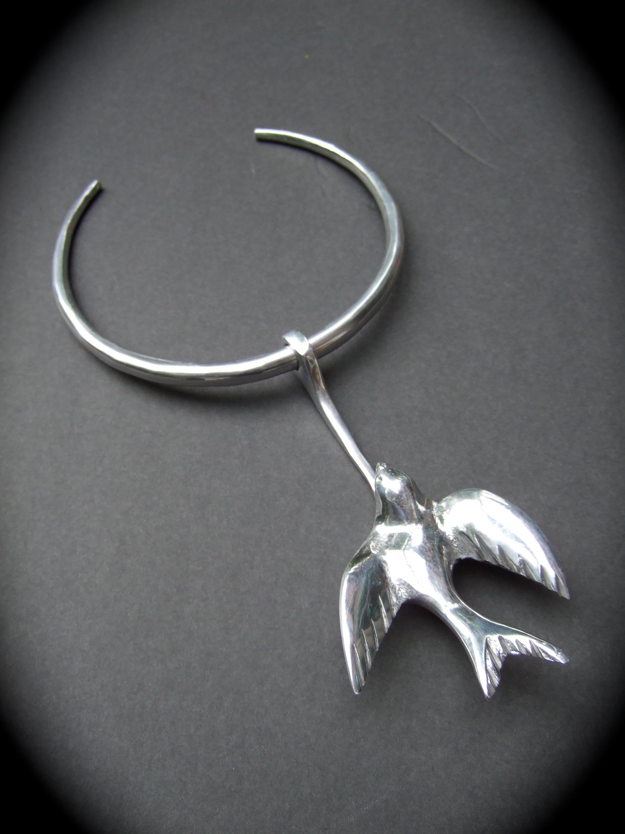 Massiver Avantgarde Silber Metall Vogel Design Gegliederte Choker-Halskette ca. 1970er Jahre im Angebot 2