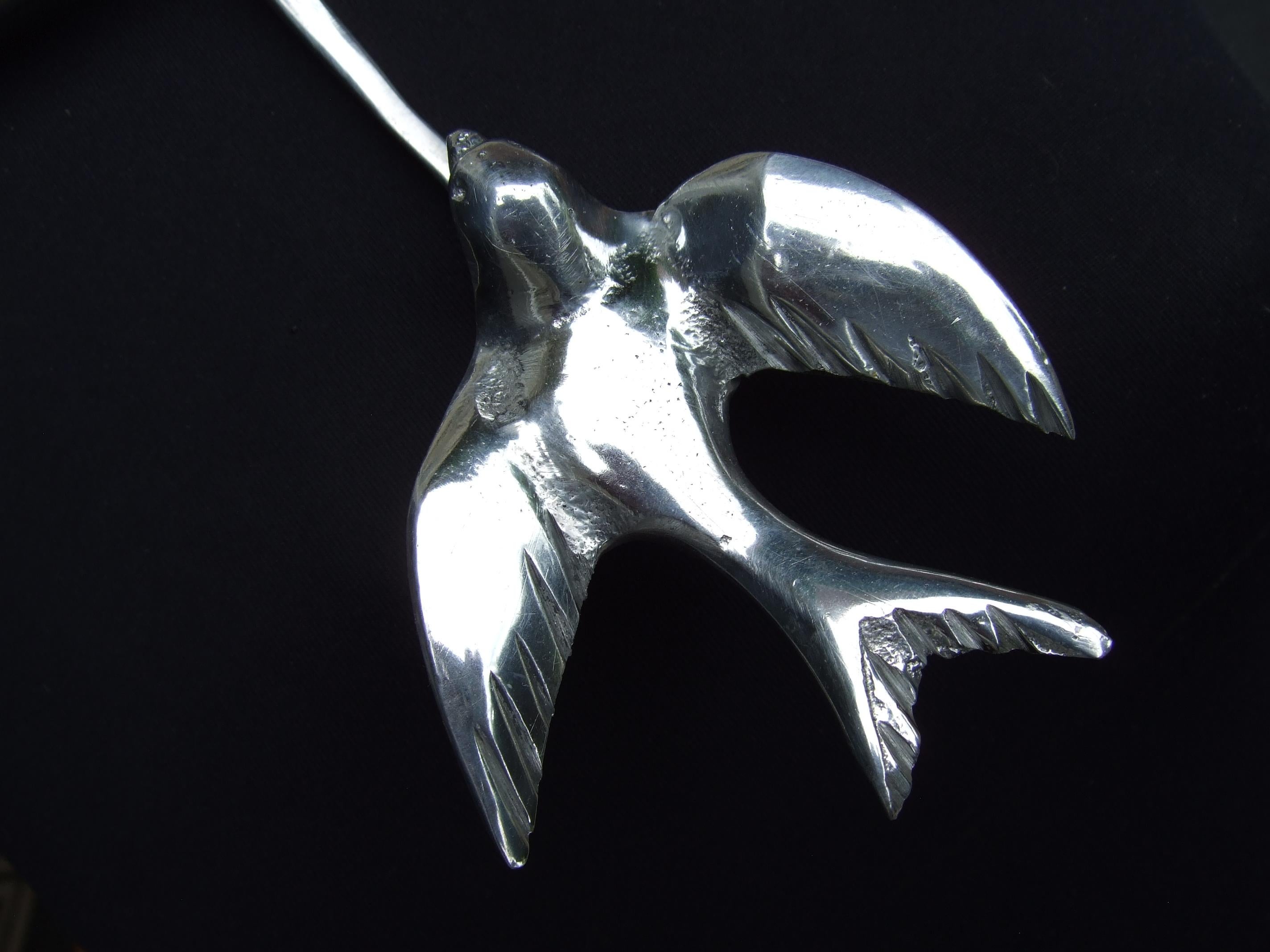 Massiver Avantgarde Silber Metall Vogel Design Gegliederte Choker-Halskette ca. 1970er Jahre im Angebot 4
