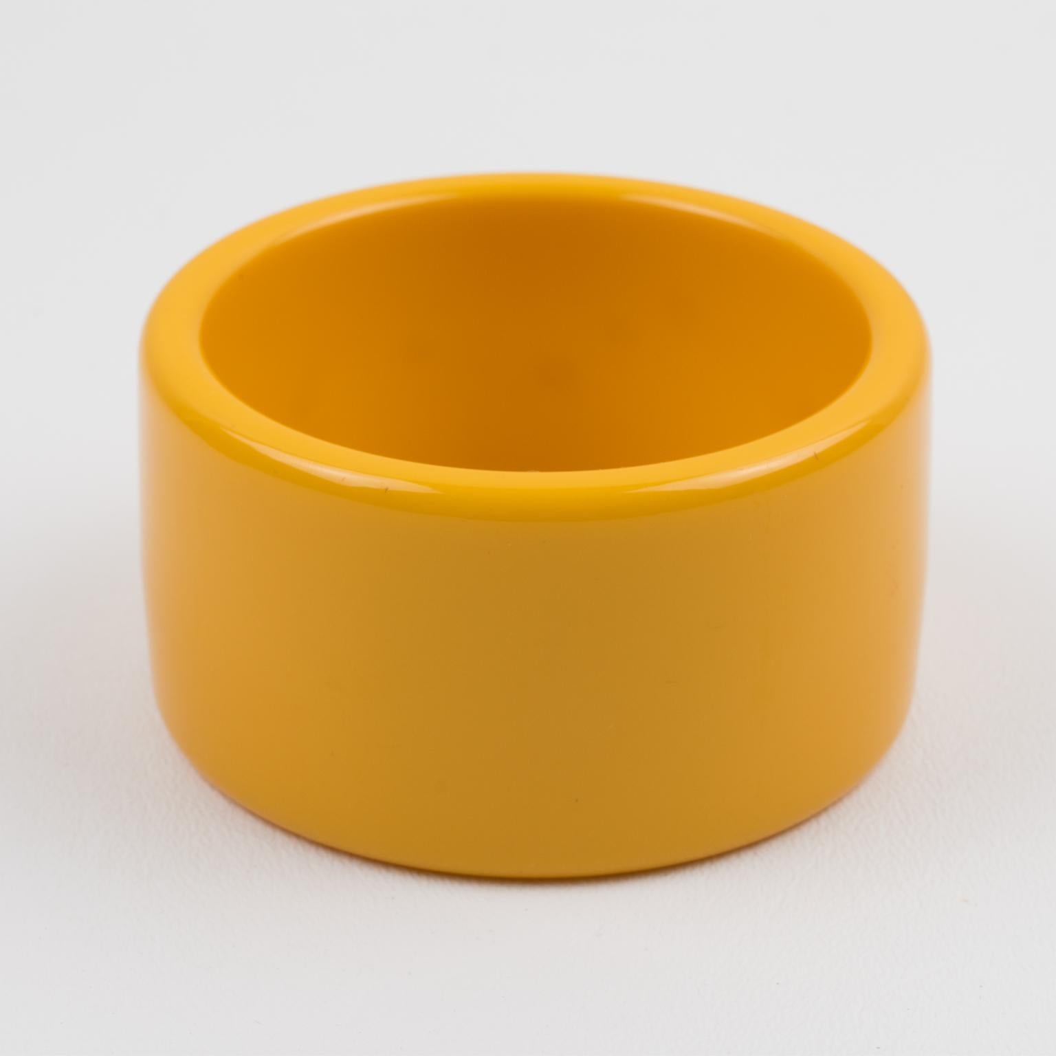 This is a great-looking yellow creamed corn Bakelite bracelet bangle. The piece boasts an oversized wide sliced shape with an intense bright plain yellow color.
Measurements: Inside across is 2.63 in. diameter (6.7 cm) - outside across is 3.19 in.
