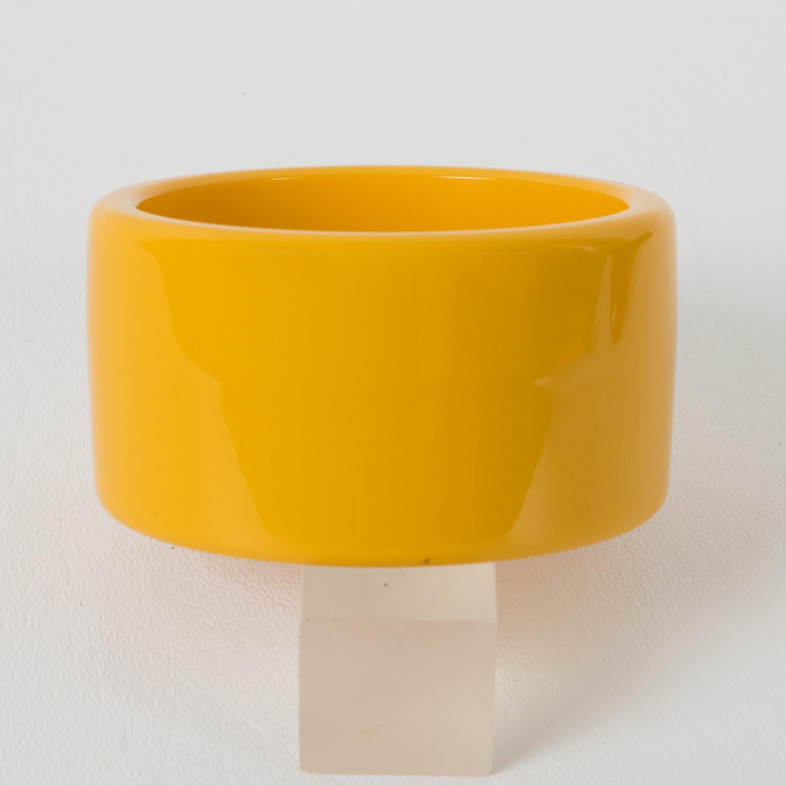 Moderne Bracelet jonc massif en corne de bakélite jaune et crème en vente