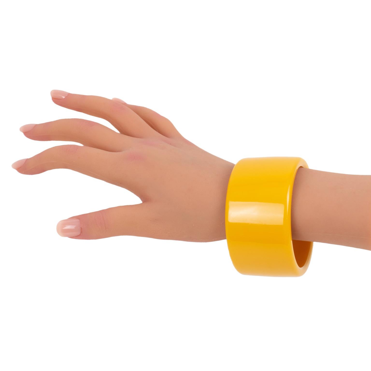 Bracelet jonc massif en corne de bakélite jaune et crème Excellent état - En vente à Atlanta, GA