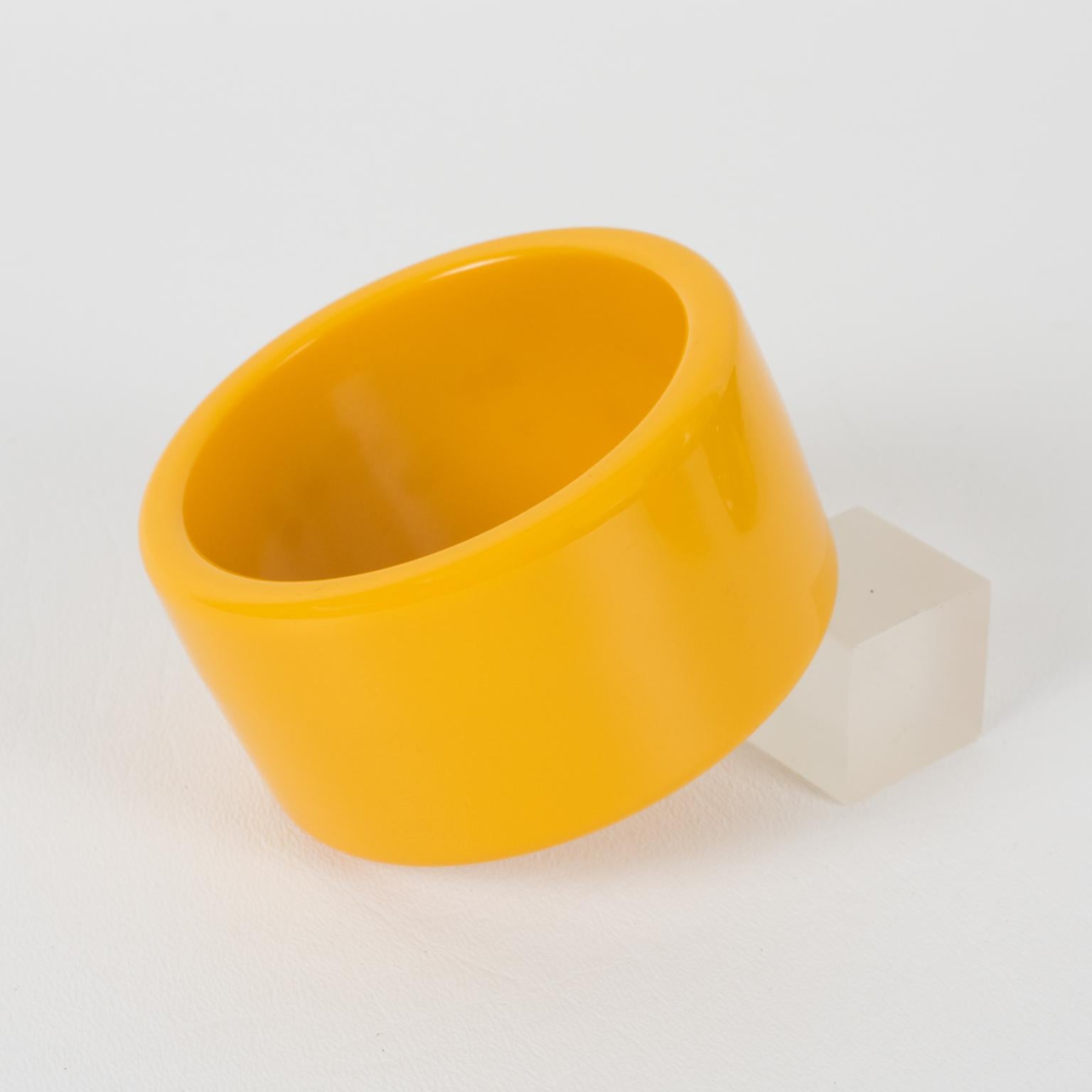 Bracelet jonc massif en corne de bakélite jaune et crème Pour femmes en vente