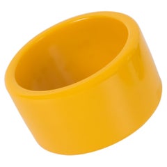 Bracelet jonc massif en corne de bakélite jaune et crème