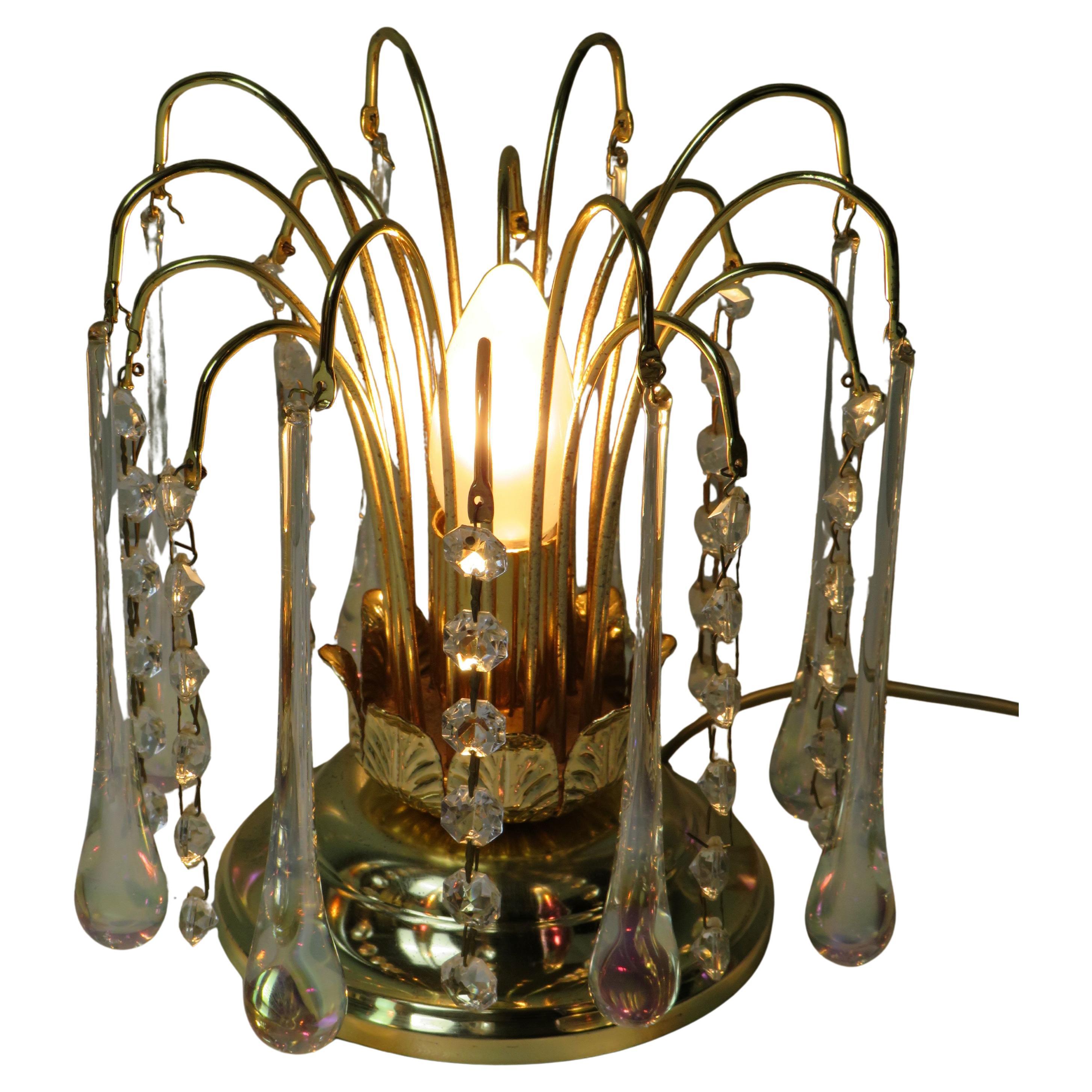 Una sofisticada lámpara de sobremesa de latón de los años 70 de Massive Belgium, adornada con auténticas gotas de cristal de Murano que brillan maravillosamente cuando están encendidas. El diseño encarna la elegancia europea, con un motivo floral de