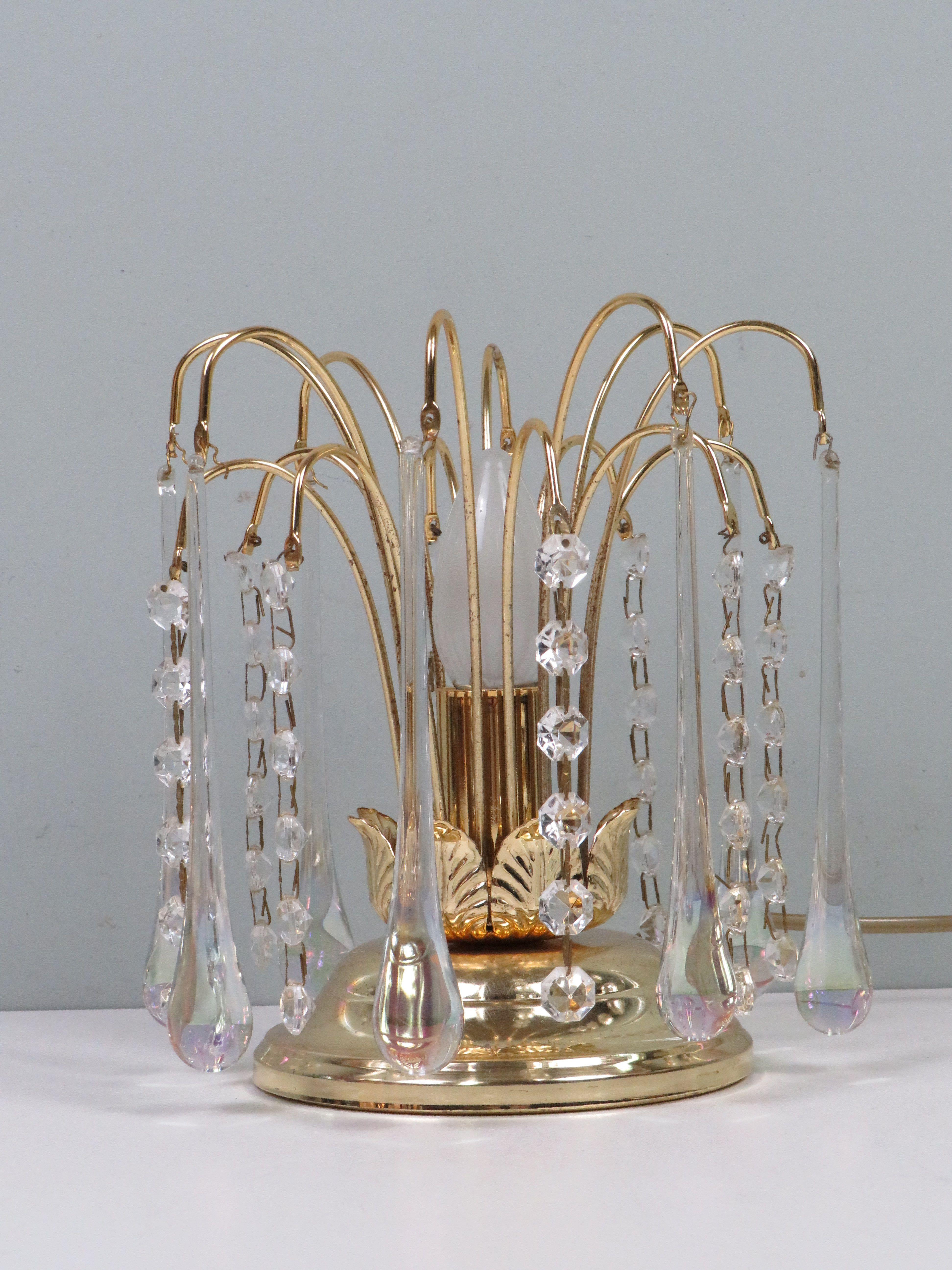 Lámpara de sobremesa belga masiva de lat�ón de los años 70 con gotas de cristal de Murano Belga en venta