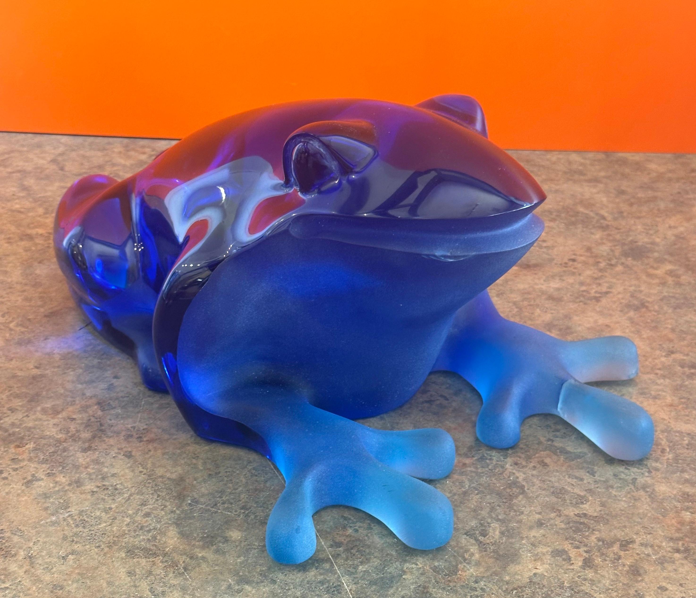 Scultura massiccia di rana blu in lucite di Shlomi Haziza in vendita 3