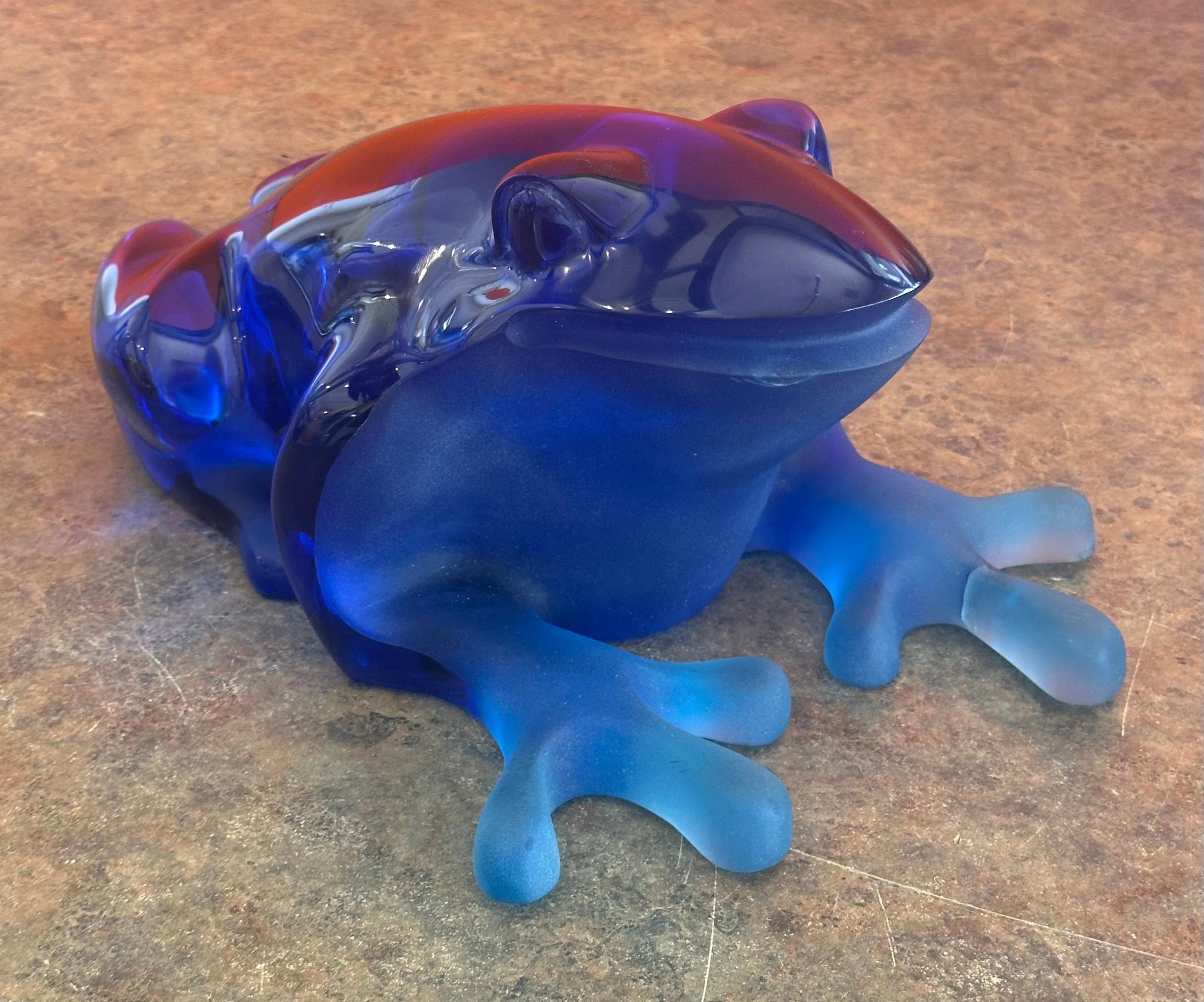 Scultura massiccia di rana blu in lucite di Shlomi Haziza in vendita 5