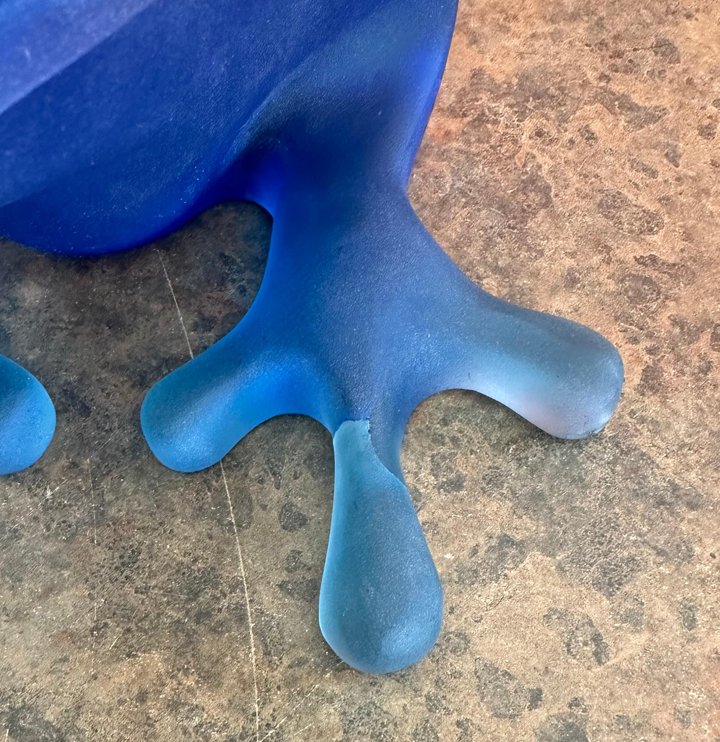 Scultura massiccia di rana blu in lucite di Shlomi Haziza in vendita 7