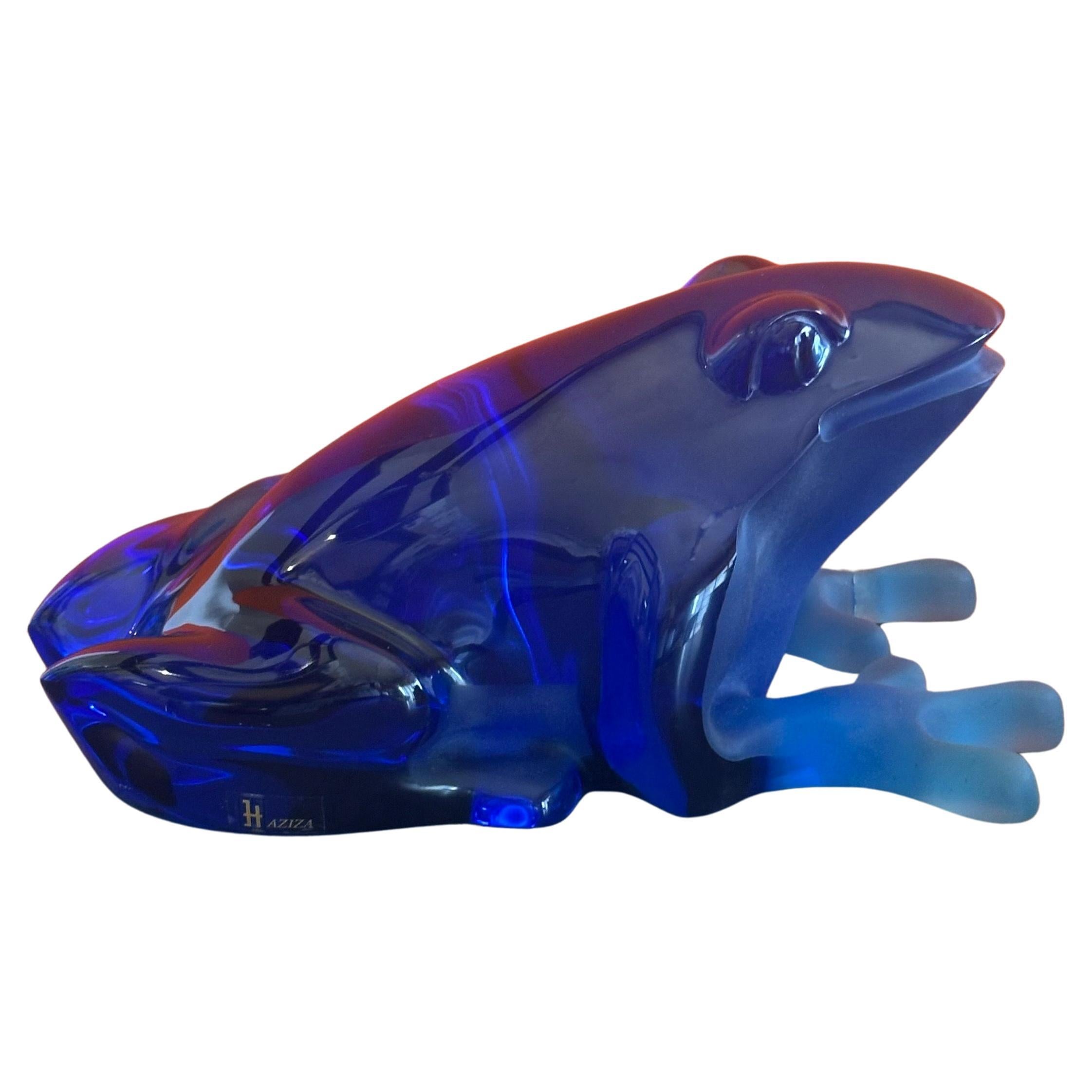 Massiccia scultura di rana in lucite blu dell'artista israeliano Shlomi Haziza, anni '80 circa. Il pezzo è in buone condizioni vintage, ad eccezione di una piccola riparazione e di una piccola scheggiatura su uno dei piedini (vedi foto) e misura: