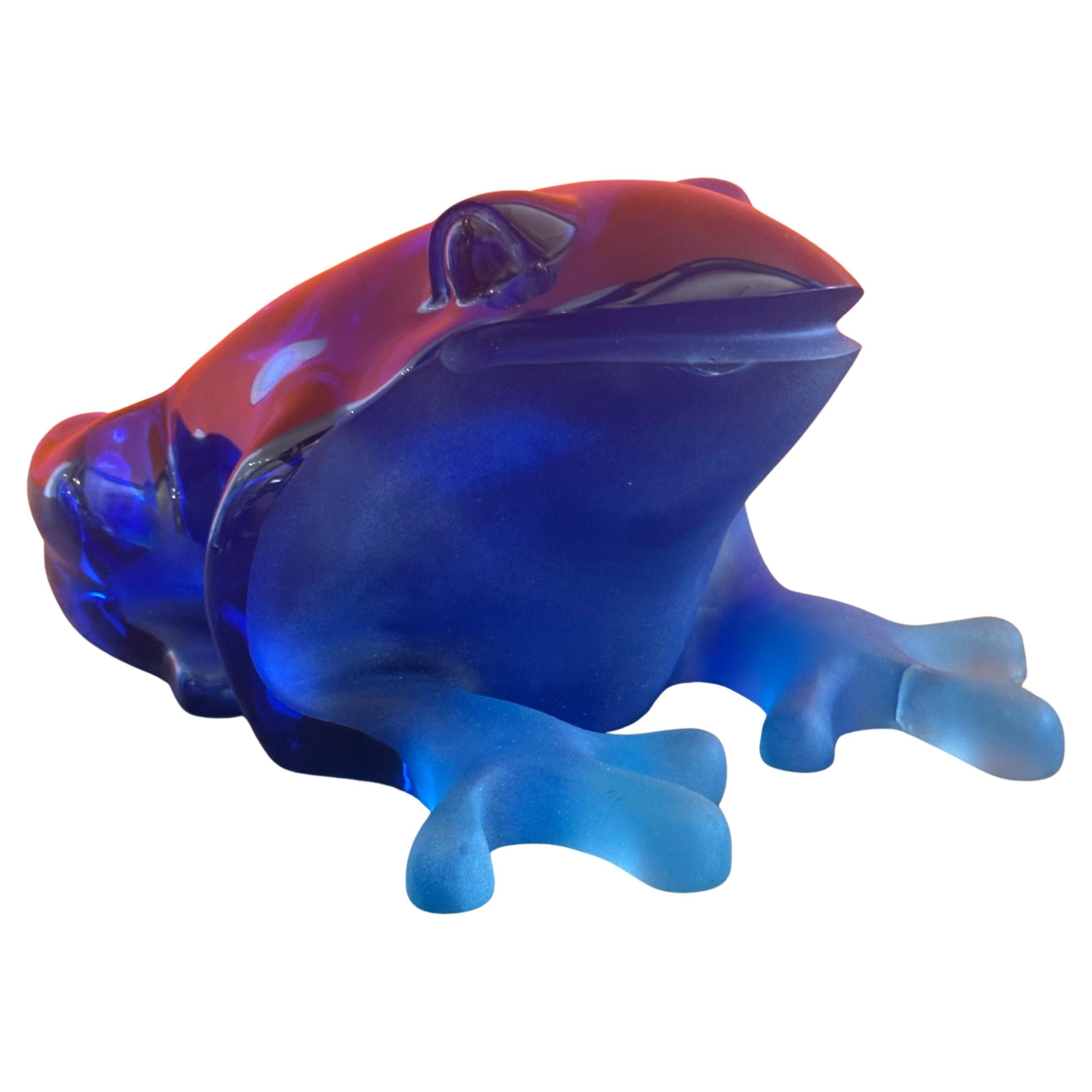 Moderno Scultura massiccia di rana blu in lucite di Shlomi Haziza in vendita