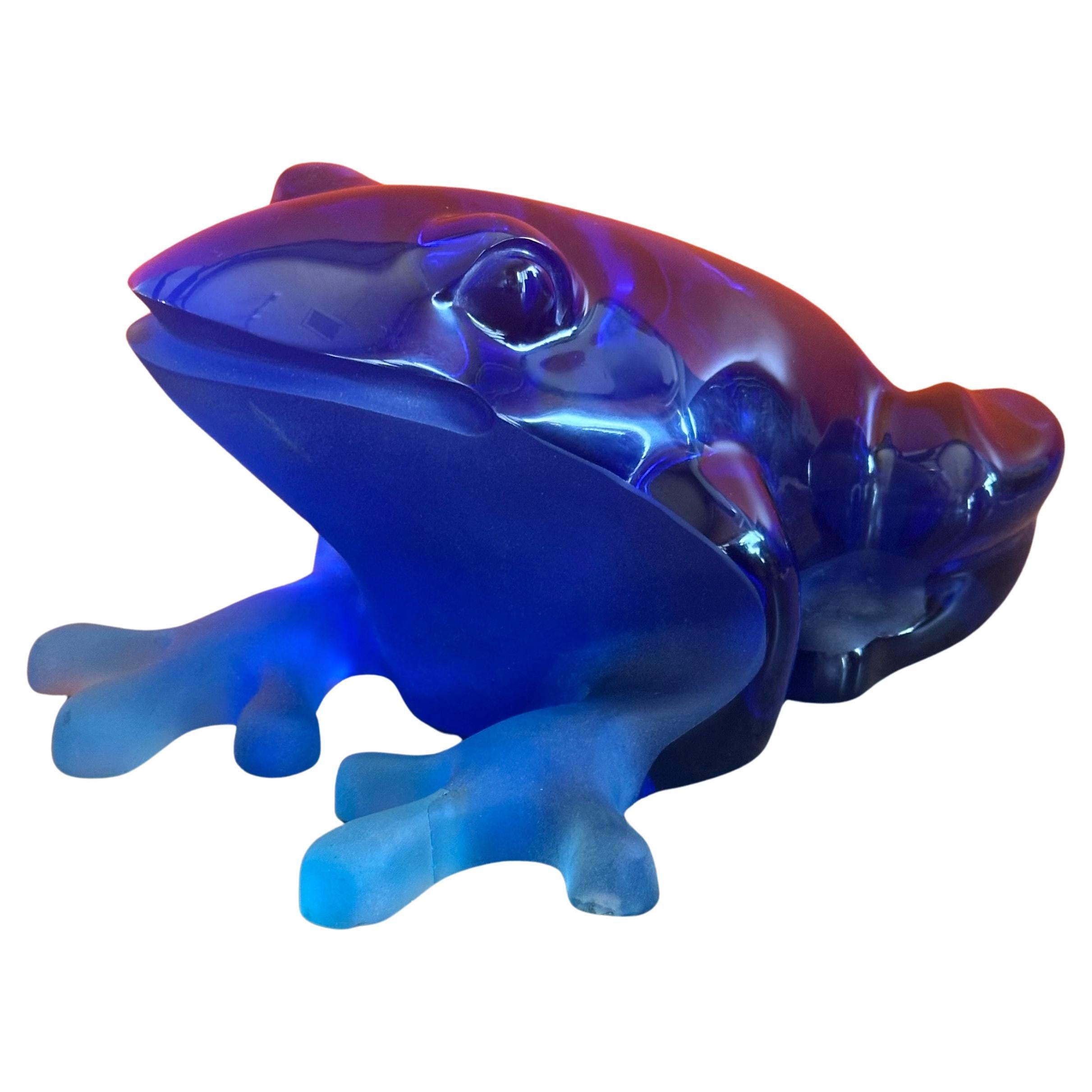 Israeliano Scultura massiccia di rana blu in lucite di Shlomi Haziza in vendita