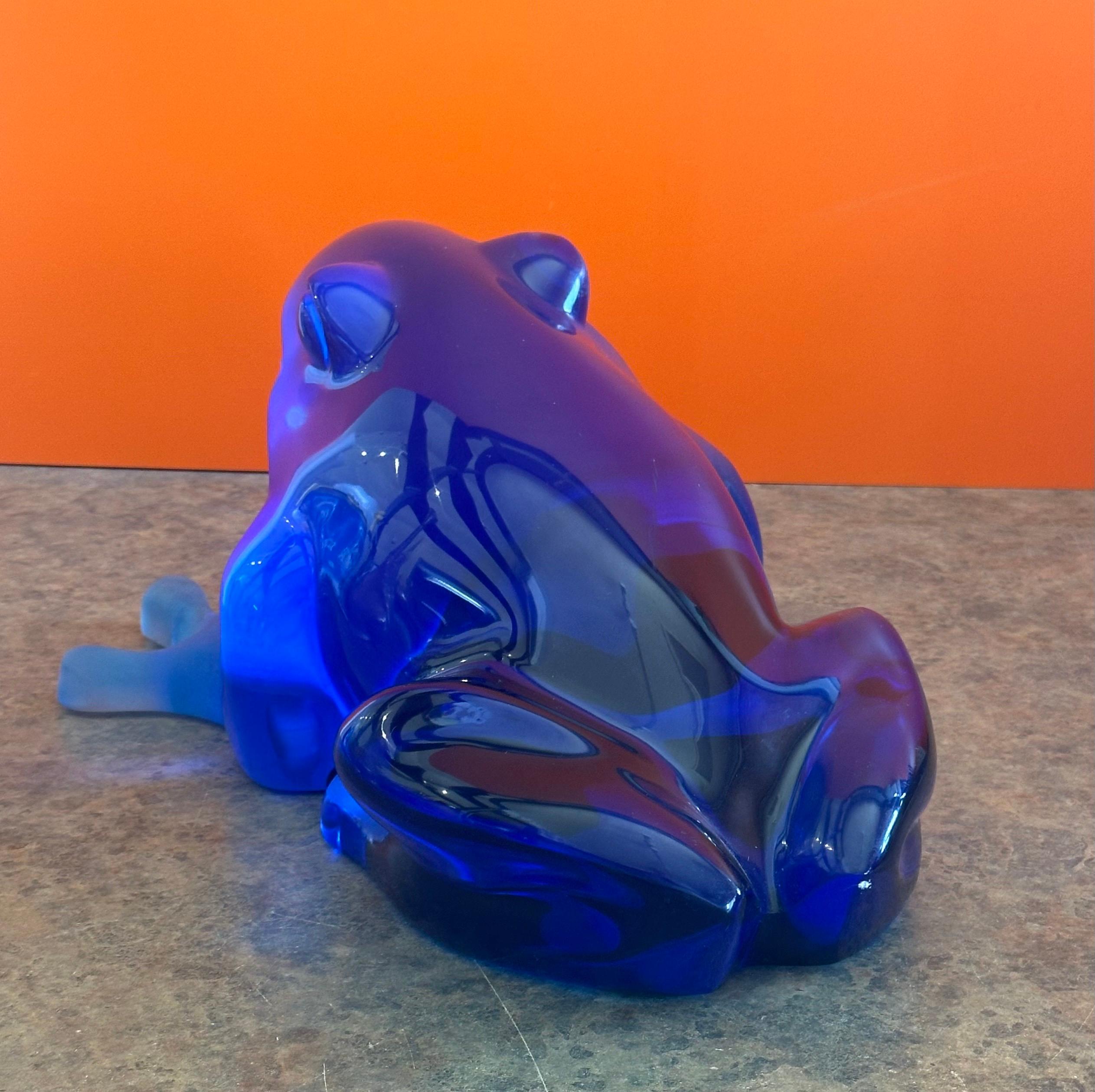 Scultura massiccia di rana blu in lucite di Shlomi Haziza In condizioni buone in vendita a San Diego, CA