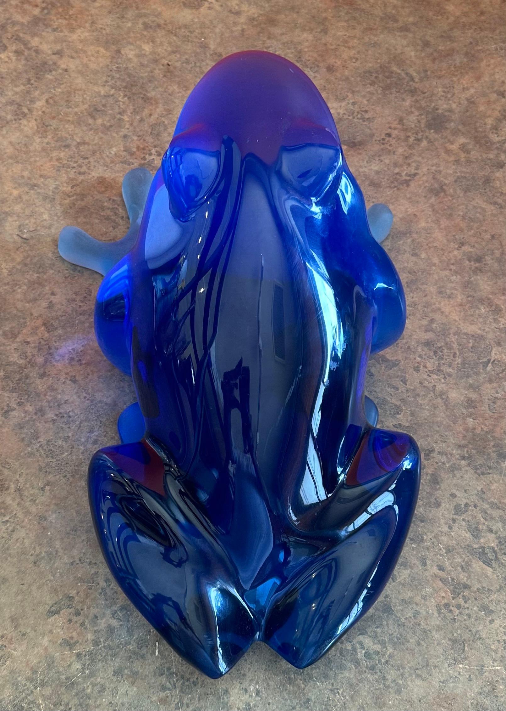 XX secolo Scultura massiccia di rana blu in lucite di Shlomi Haziza in vendita