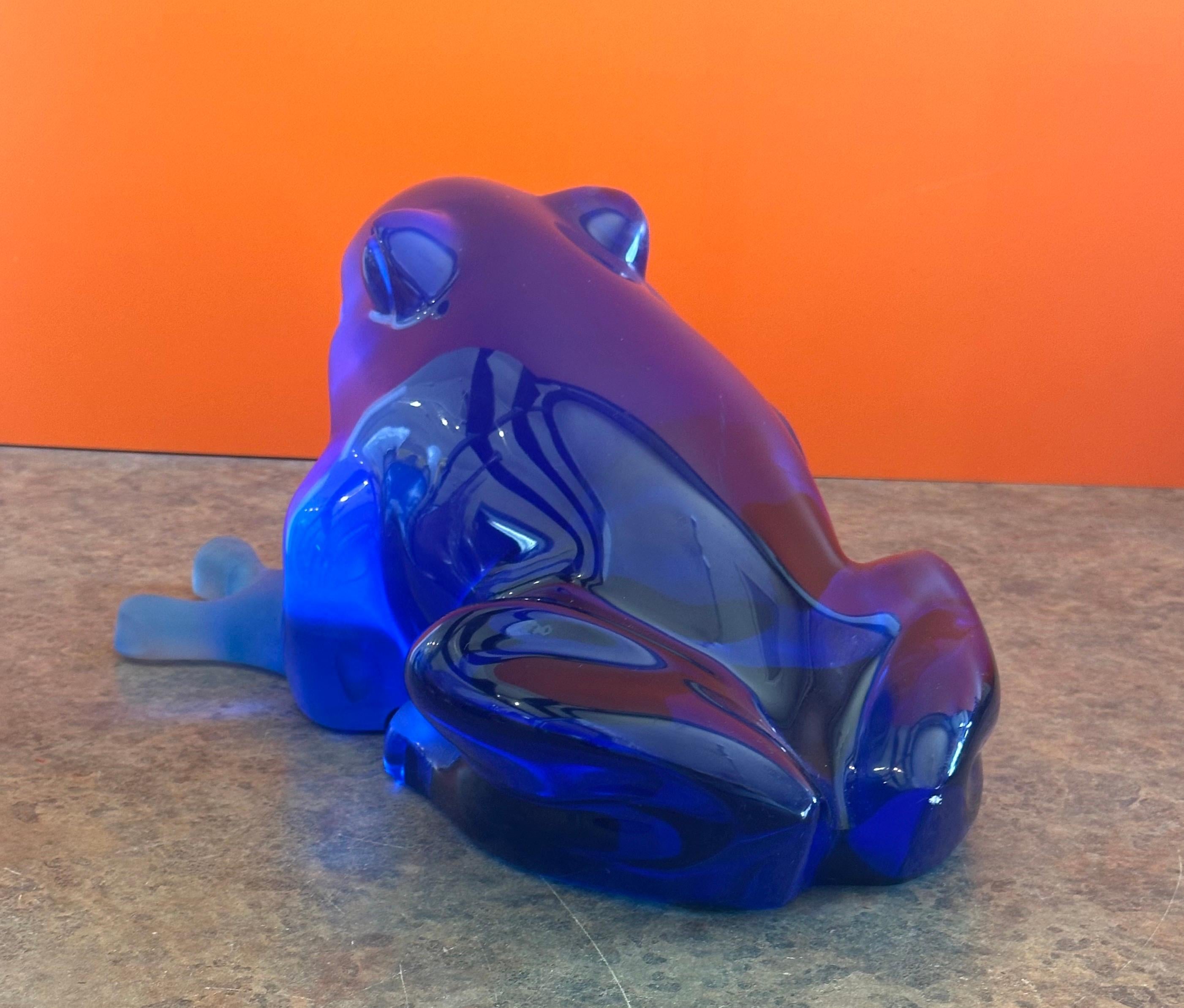 Lucite Scultura massiccia di rana blu in lucite di Shlomi Haziza in vendita