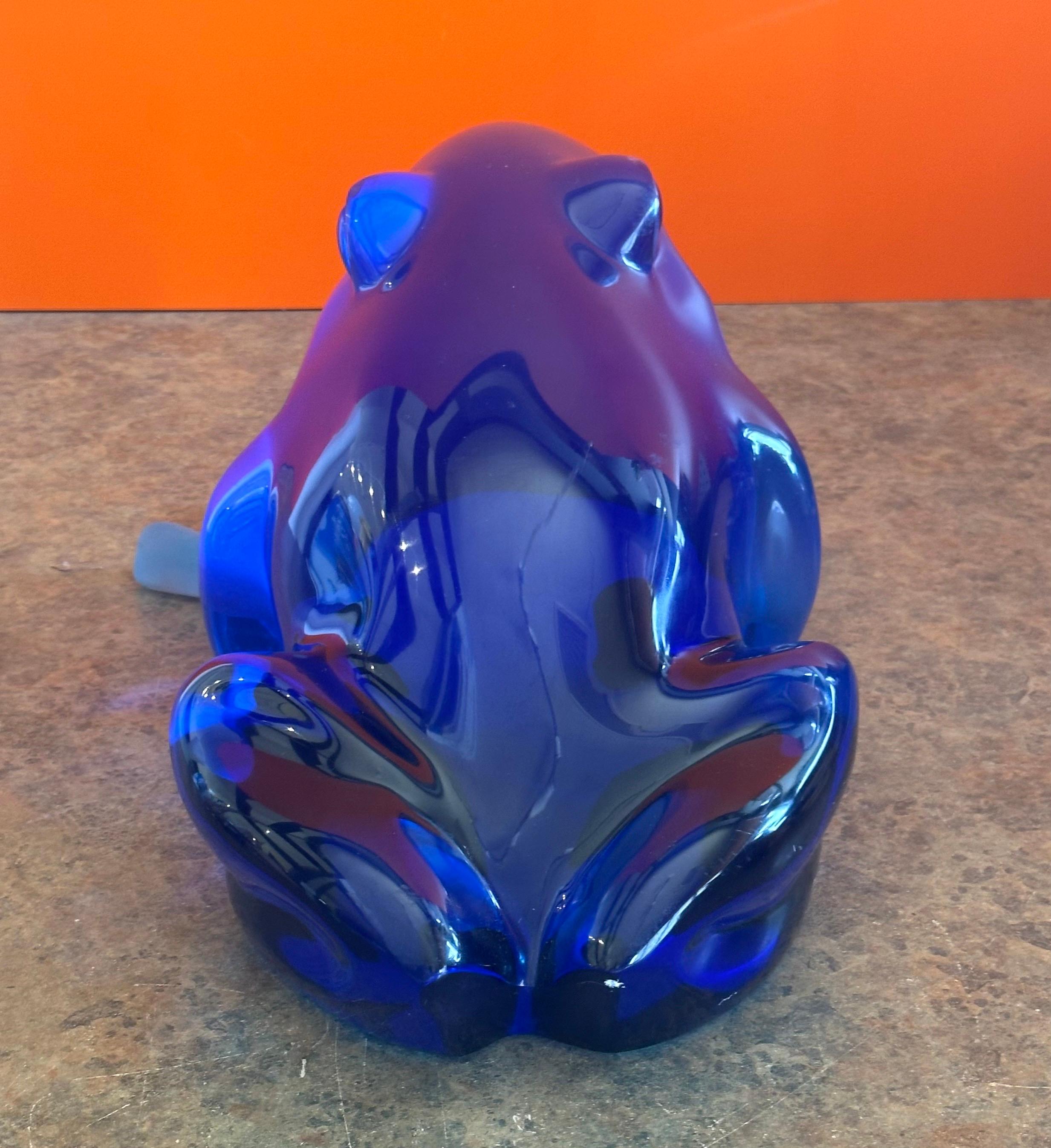 Scultura massiccia di rana blu in lucite di Shlomi Haziza in vendita 2