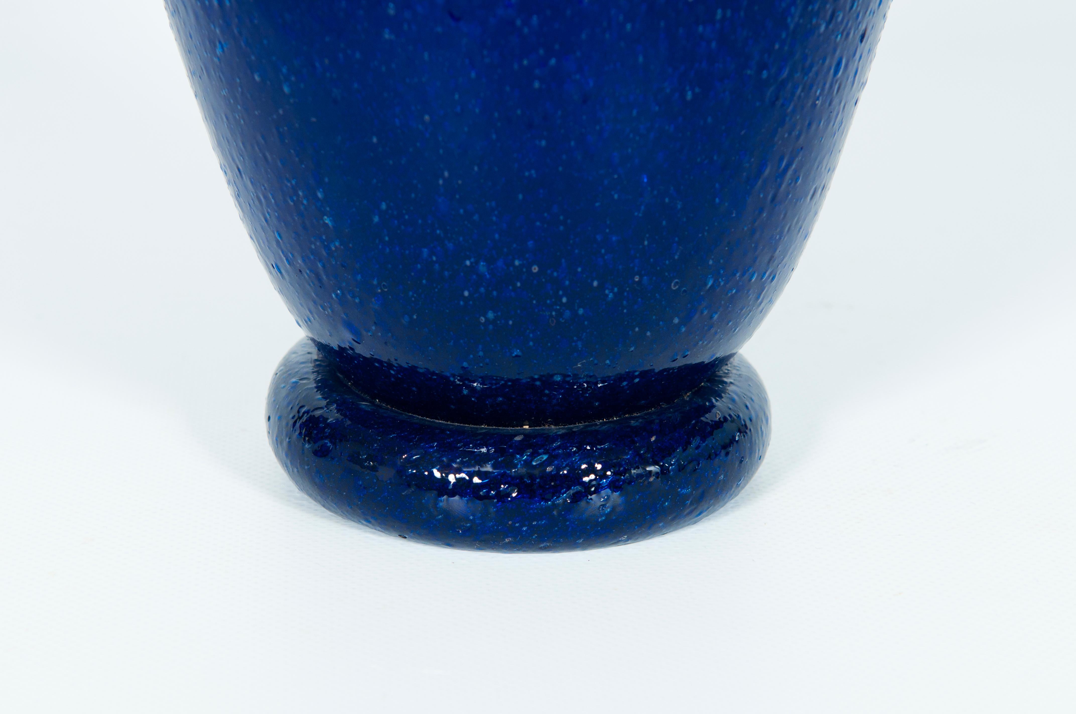 Massive Blue Vase in Blown Murano Glass Pulegoso Attributed to Martinuzzi, 1950s For Sale 1