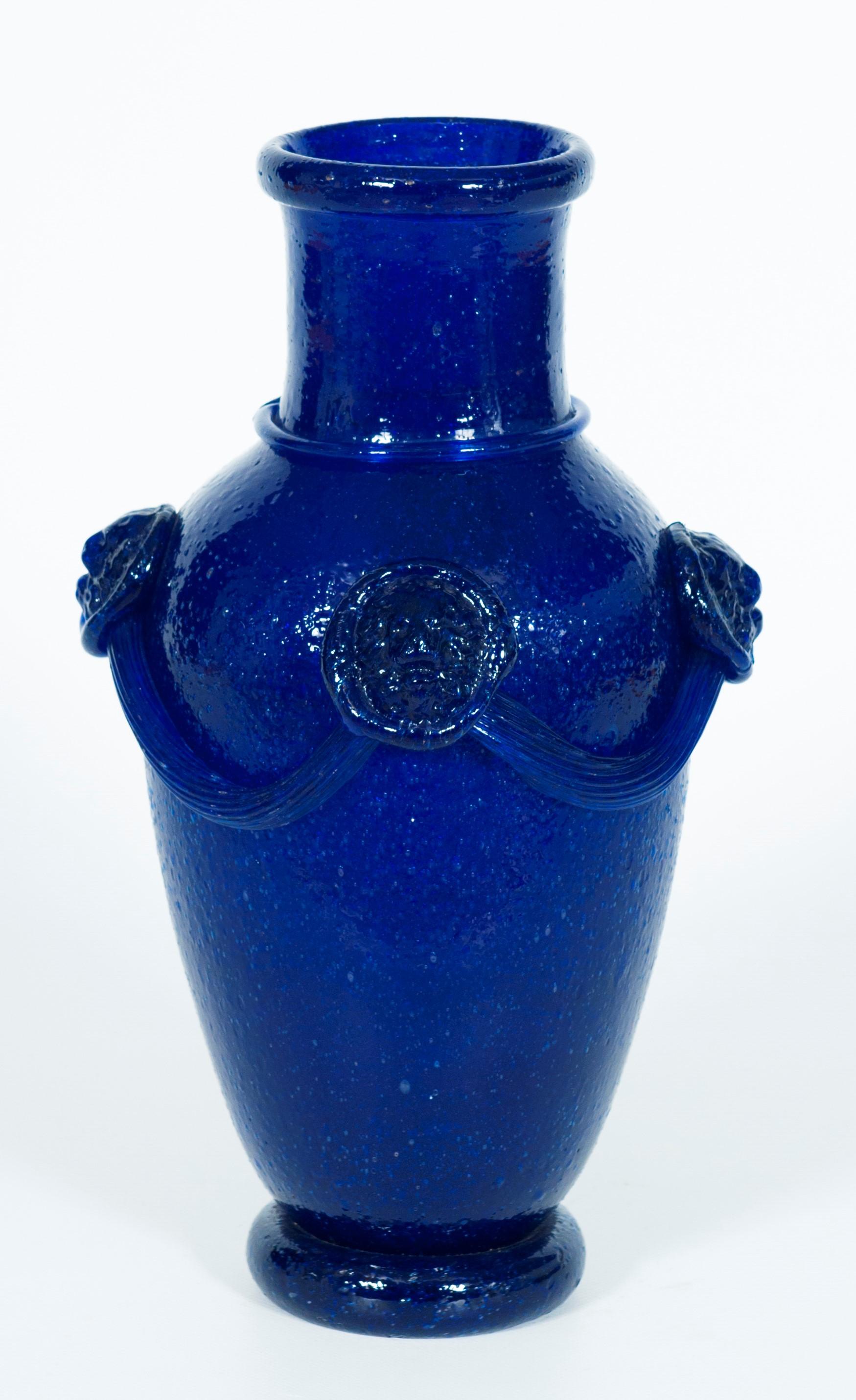 Vase bleu massif en verre soufflé de Murano Pulegoso attribué à Martinuzzi, années 1950.
Ce vase vénitien unique en verre soufflé de Murano a été fabriqué avec un procédé spécial, appelé Pulegoso, qui consiste à faire bouillir la pièce pour obtenir