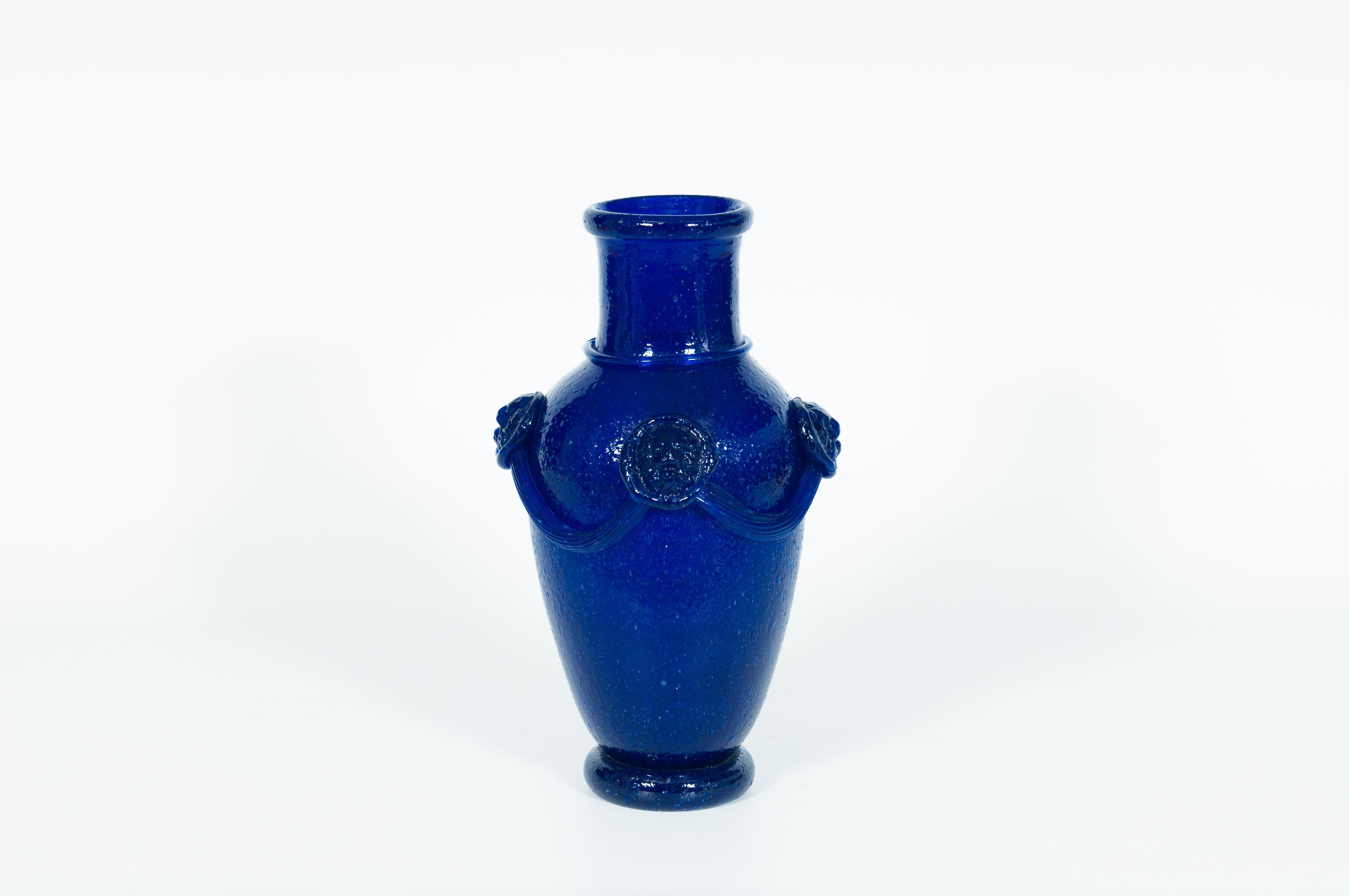Art déco Vase bleu massif en verre de Murano soufflé Pulegoso attribué à Martinuzzi, années 1950 en vente