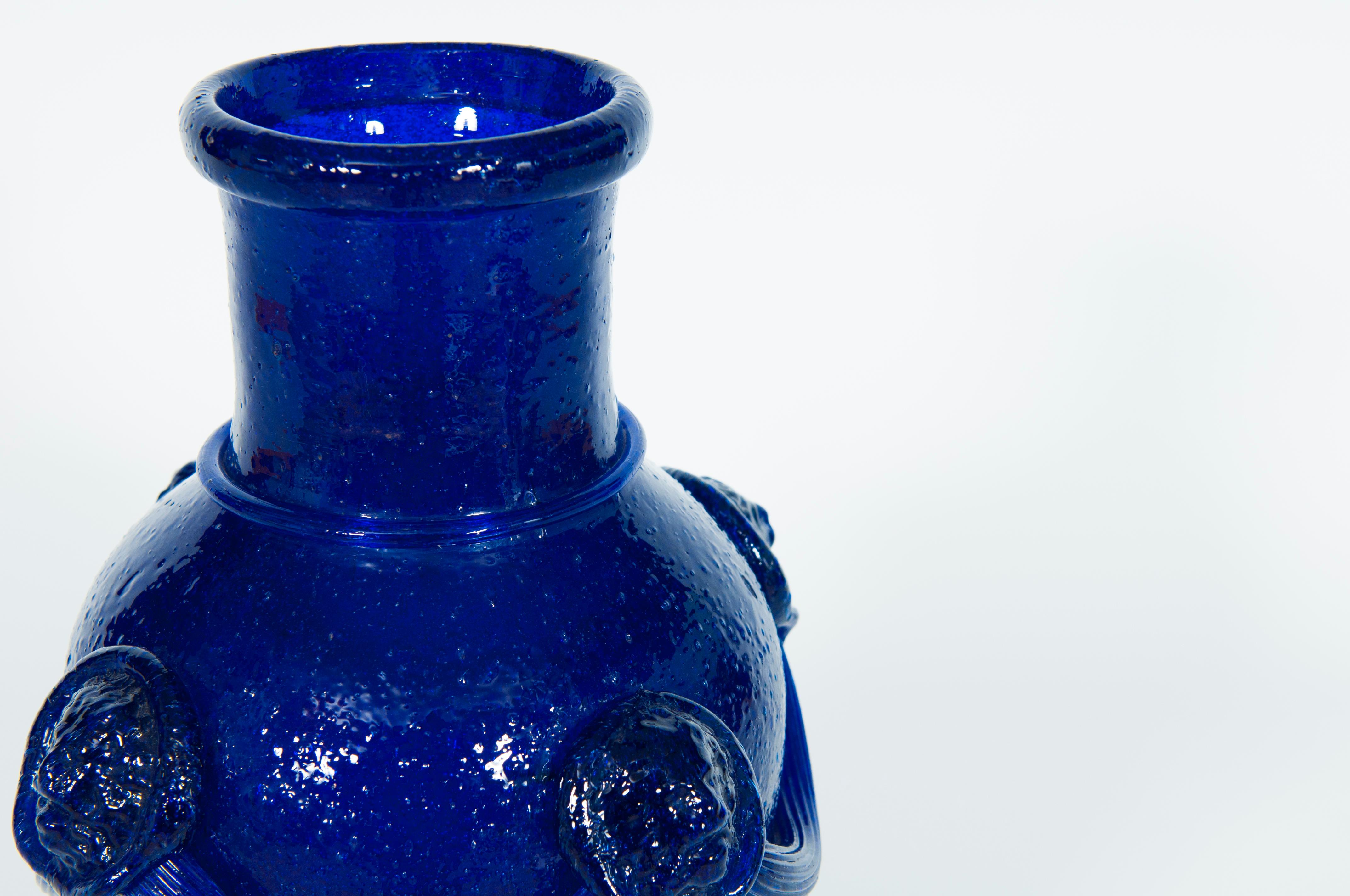 Milieu du XXe siècle Vase bleu massif en verre de Murano soufflé Pulegoso attribué à Martinuzzi, années 1950 en vente