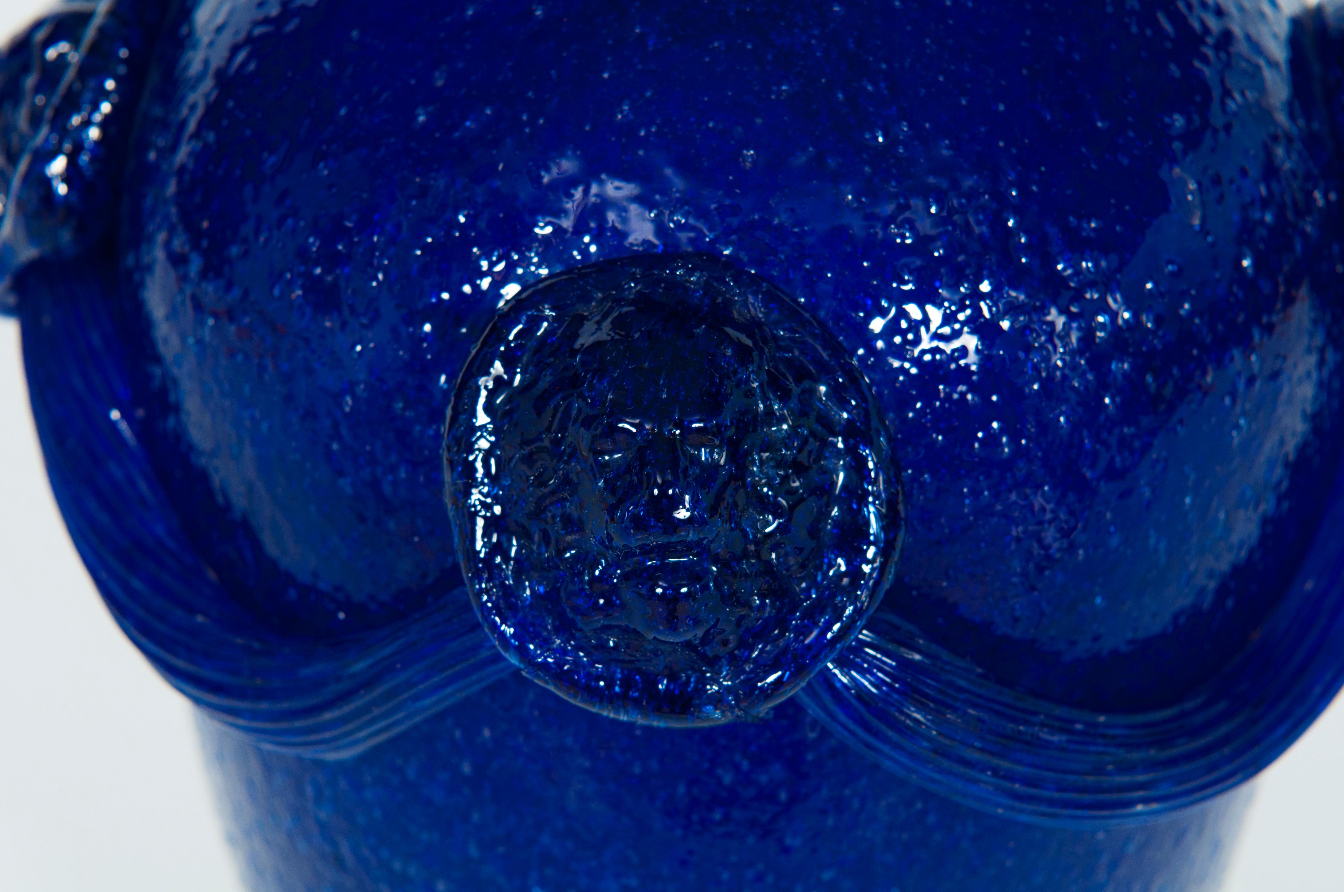 Verre d'art Vase bleu massif en verre de Murano soufflé Pulegoso attribué à Martinuzzi, années 1950 en vente