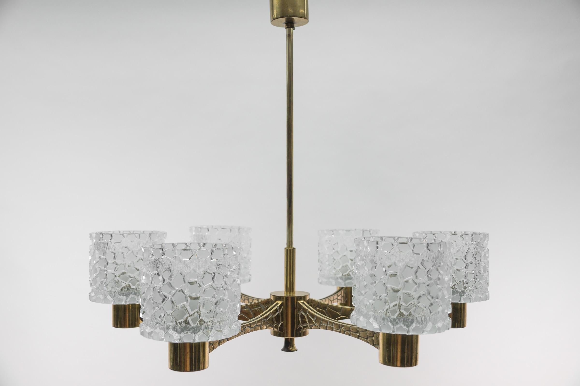 Massive brass and crystal glass Mid-Century Modern 6-armed sputnik lamp, 1950s.

Six E27 sockets. Works with 220V and 110V.

Light bulbs are not included.
It is possible to install this fixture in all countries (US, Australia, Asia, UK, Europe,..)