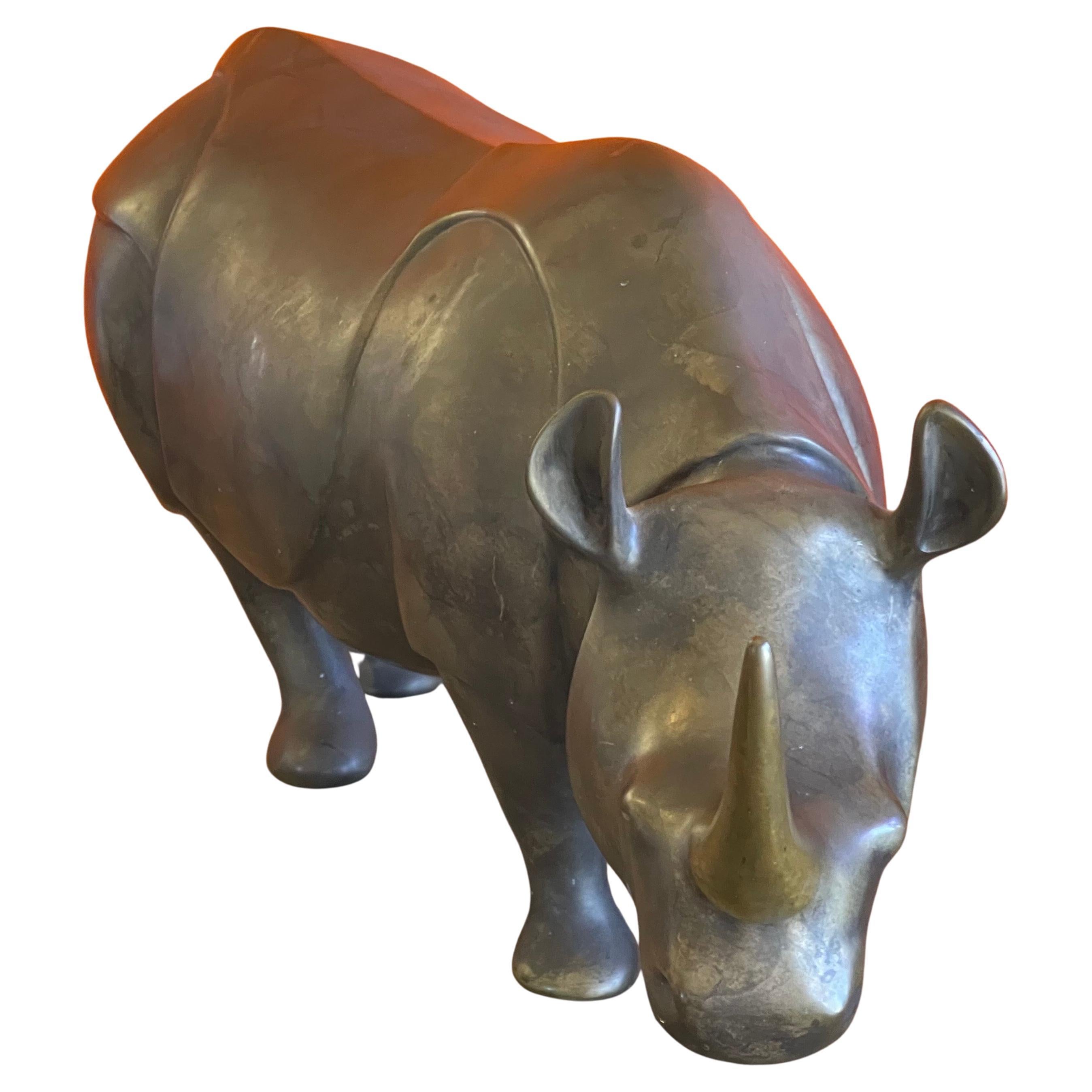 Massive sculpture de rhinocéros en bronze, épreuve d'artiste (AP), réalisée par Loet Vanderveen vers les années 1980. La pièce est en très bon état et présente une magnifique patine. Elle mesure 17 pouces de large x 6 pouces de profondeur x 10