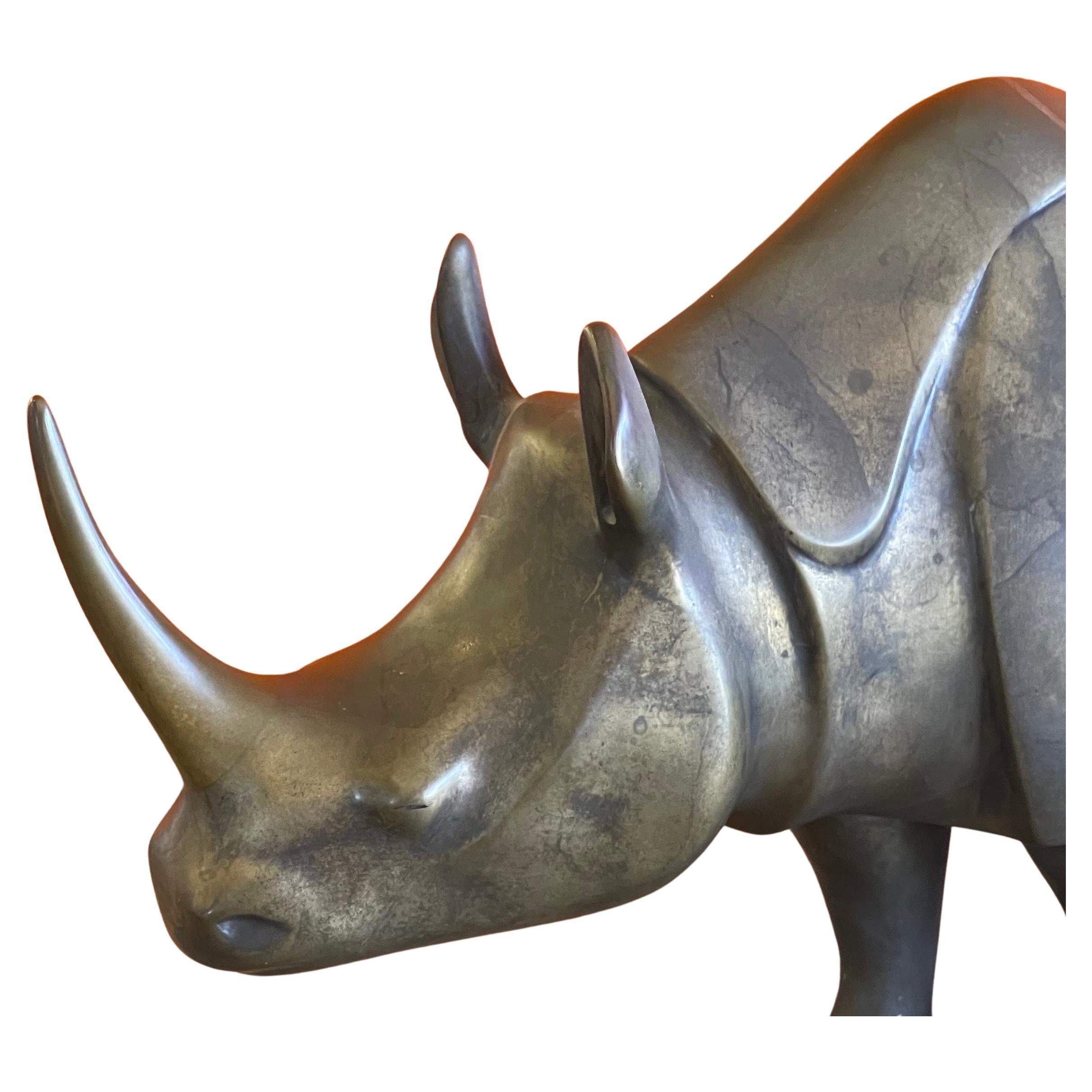 Néerlandais Massive sculpture Rhinoceros de l'artiste en bronze par Loet Vanderveen en vente