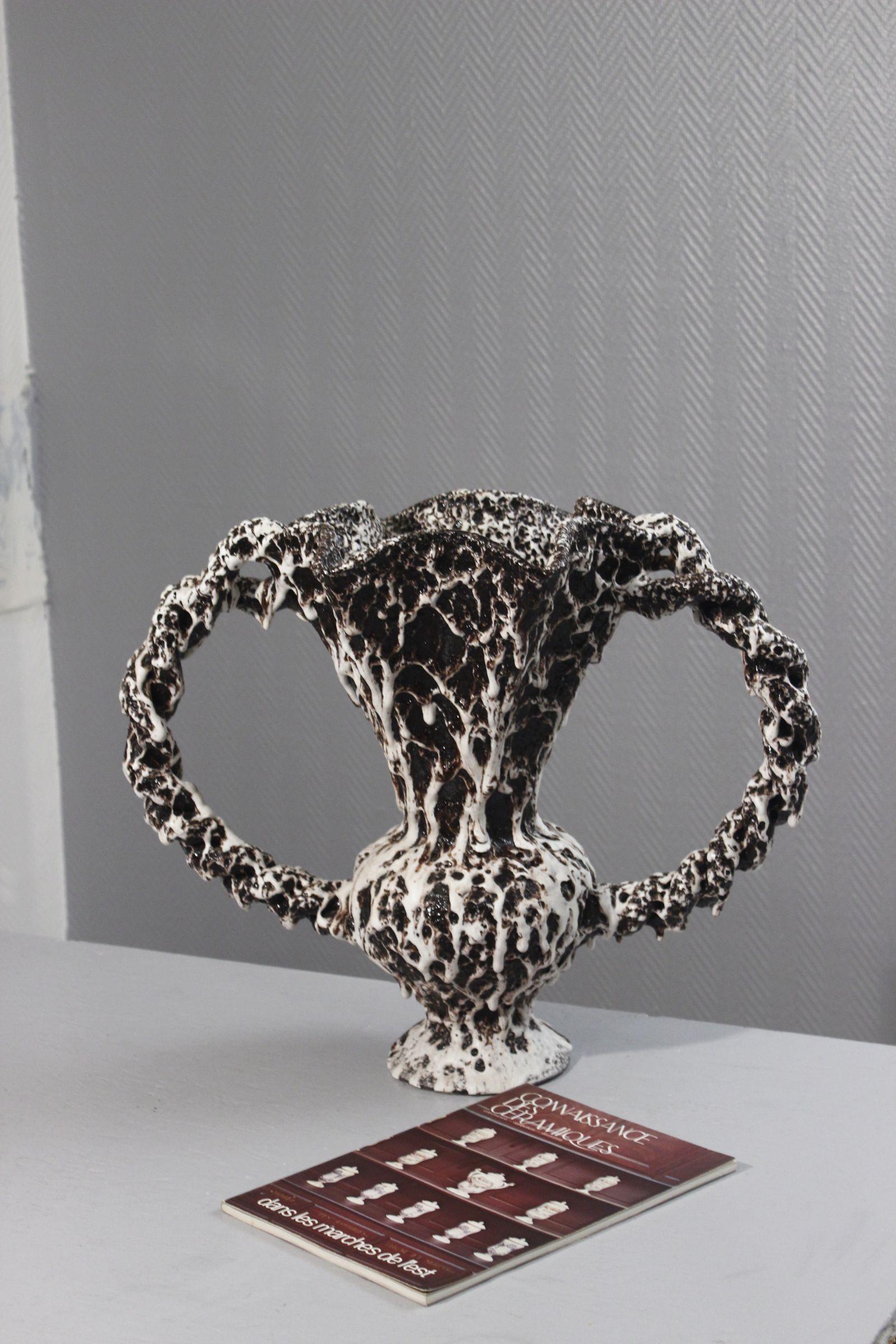 Impressionnant vase de Marius Bessone à Vallauris vers 1950, présentant un émail épais, d'où de nombreuses marques de rétrécissement et de coulures.

En très bon état, signé en dessous. 