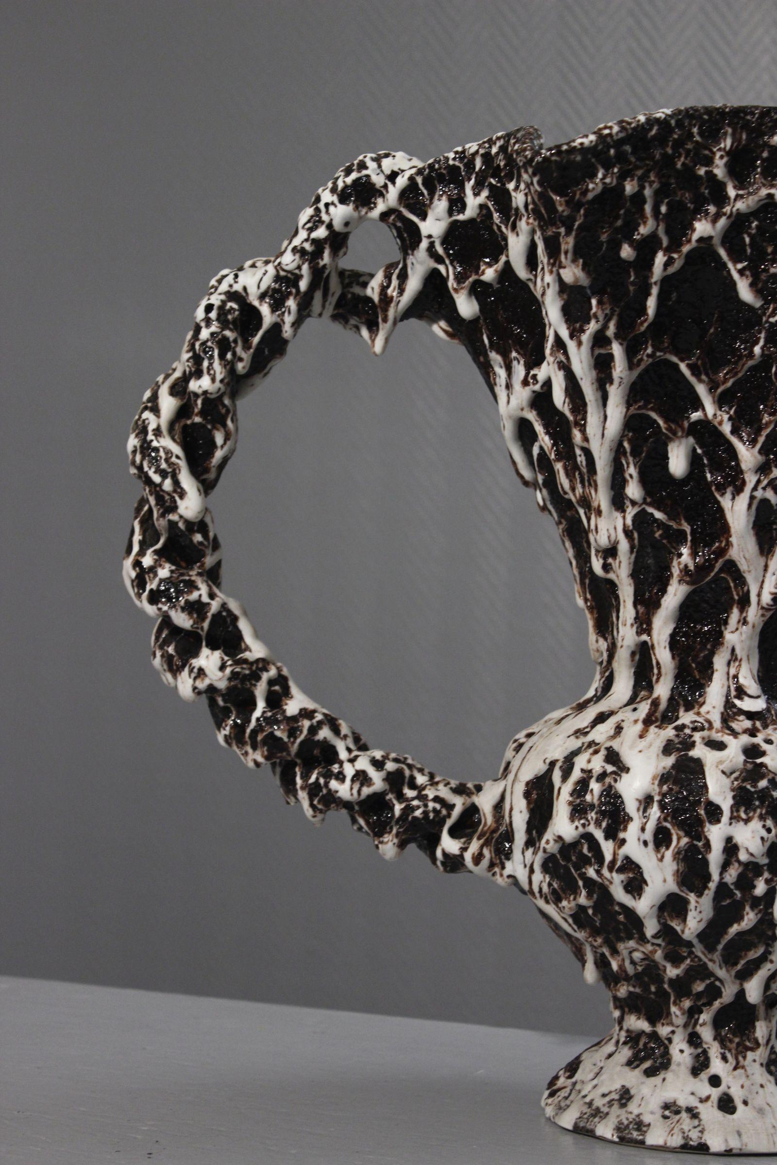 Français Vase massif en céramique brutaliste de Marius Giuge, Vallauris France Années 1950 en vente