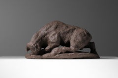 Escultura masiva de toro en arcilla chamota