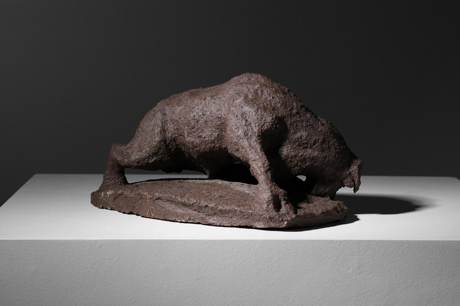 Fatto a mano Scultura di toro massiccio in argilla chamotte in vendita