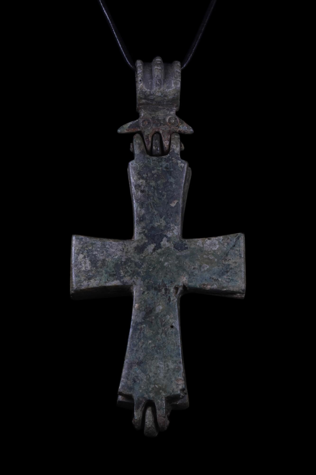 Massiver byzantinischer Bronze-Reliquary-Kreuz-Anhänger (Mittelalterlich) im Angebot