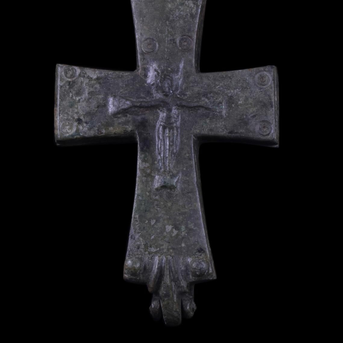 Massive Byzantine Bronze Reliquary Cross Pendant In Good Condition For Sale In London, GB