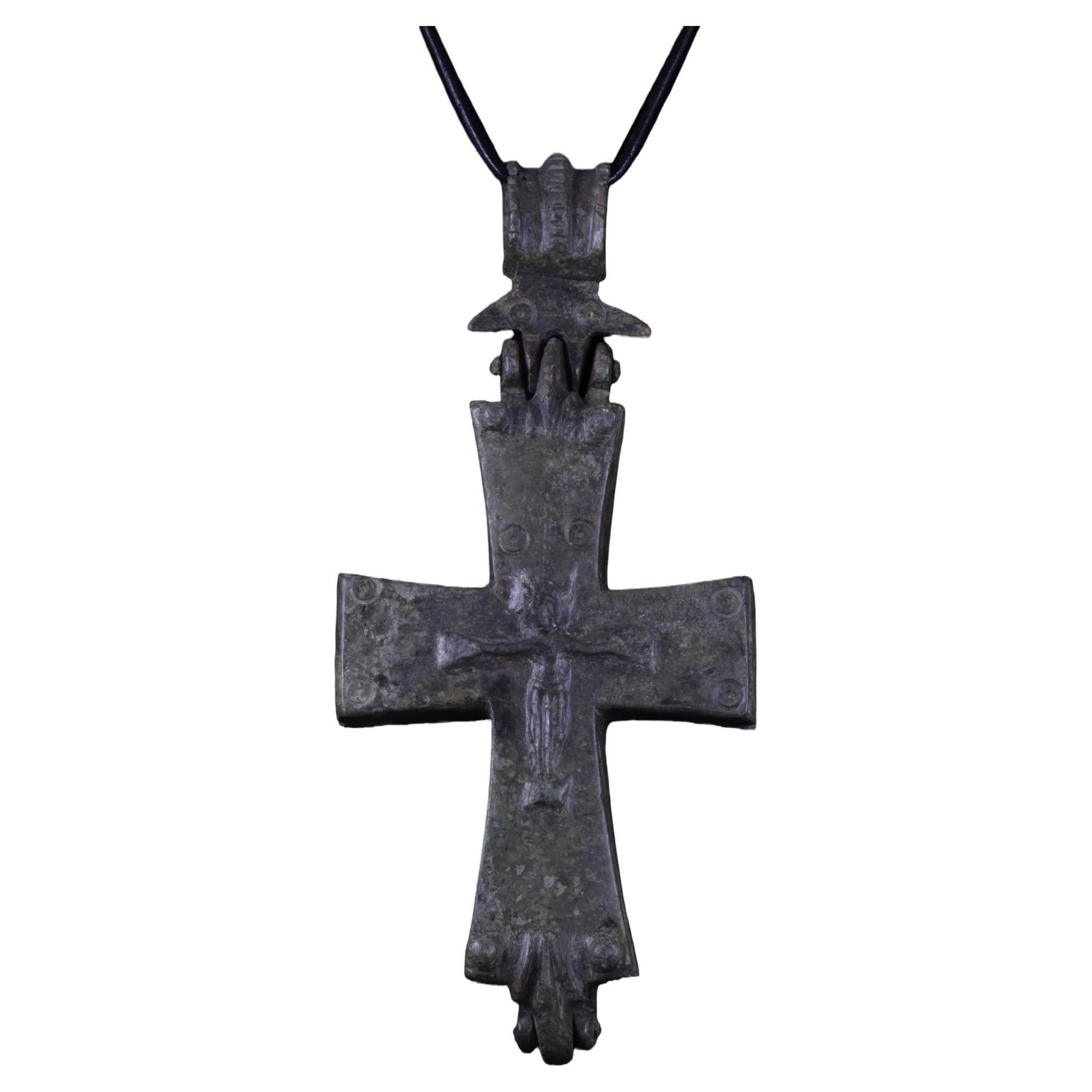 Pendentif en bronze byzantin représentant une croix reliquaire massive