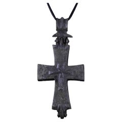 Pendentif en bronze byzantin représentant une croix reliquaire massive