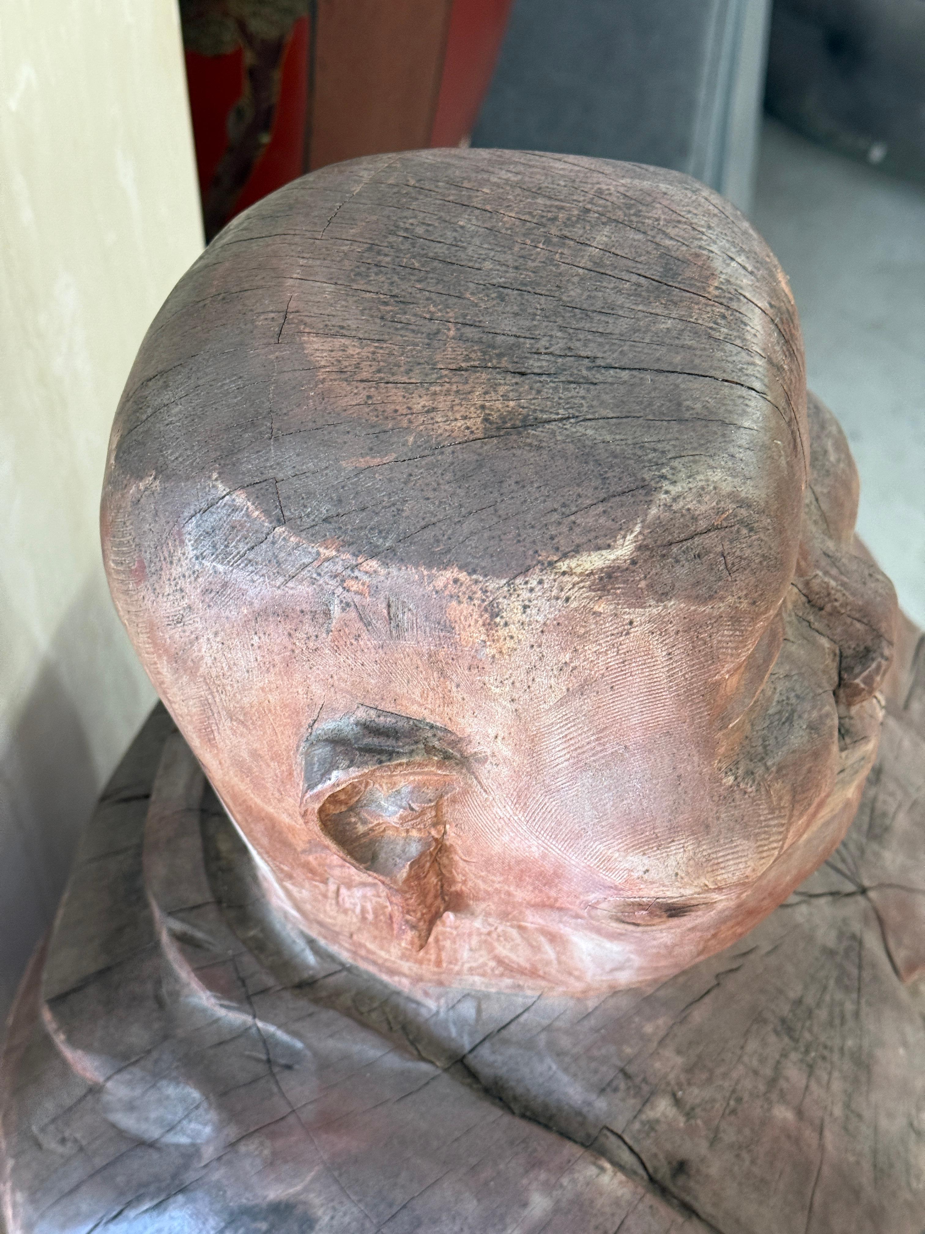 Massive geschnitzte Wood Buddha hält einen Vogel im Angebot 3