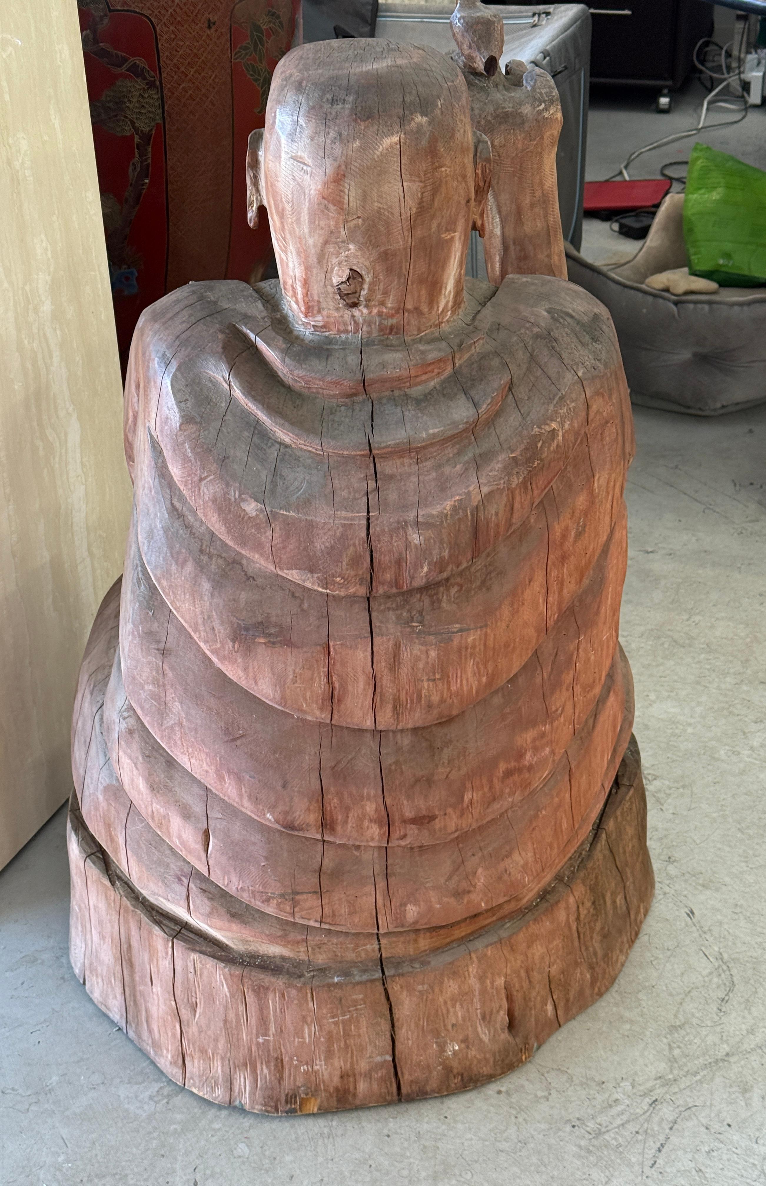 Massive geschnitzte Wood Buddha hält einen Vogel im Angebot 4