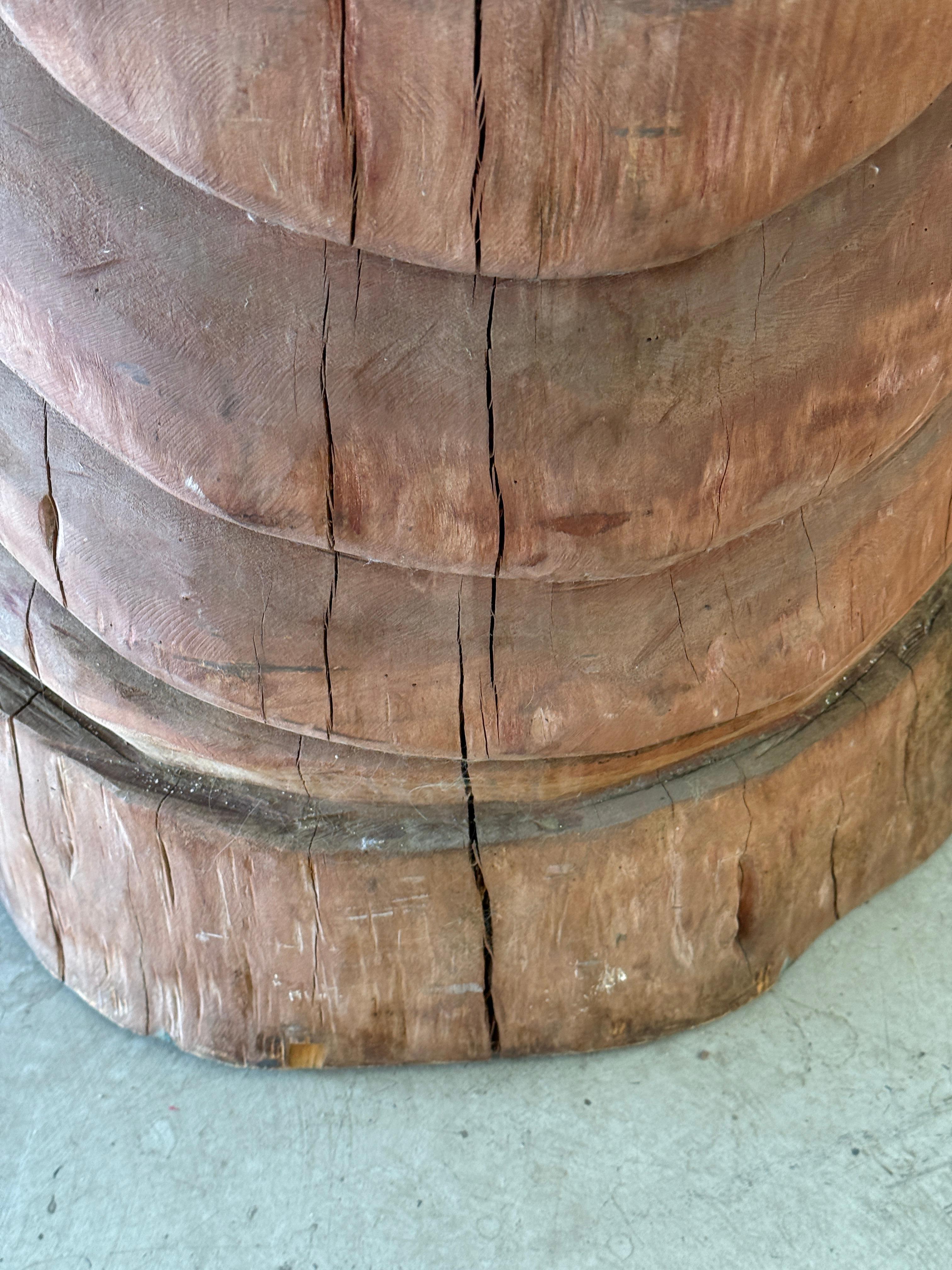 Massive geschnitzte Wood Buddha hält einen Vogel im Angebot 6