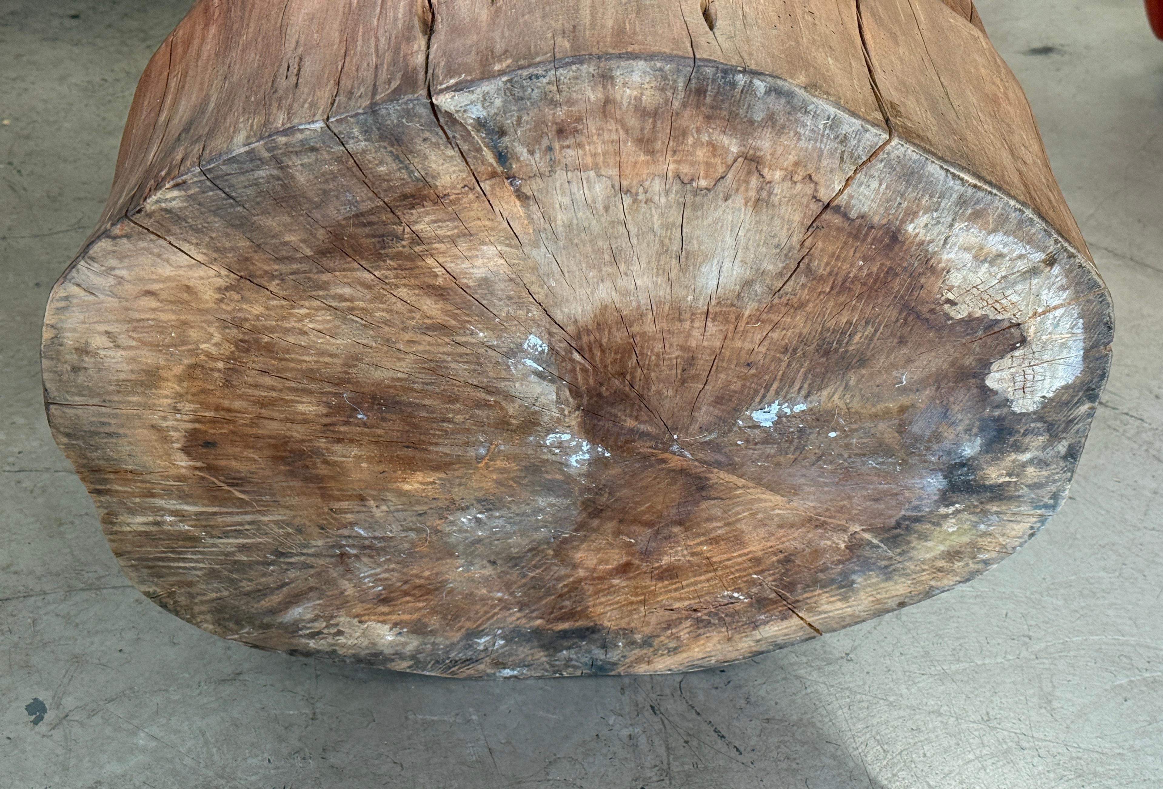 Massive geschnitzte Wood Buddha hält einen Vogel im Angebot 7