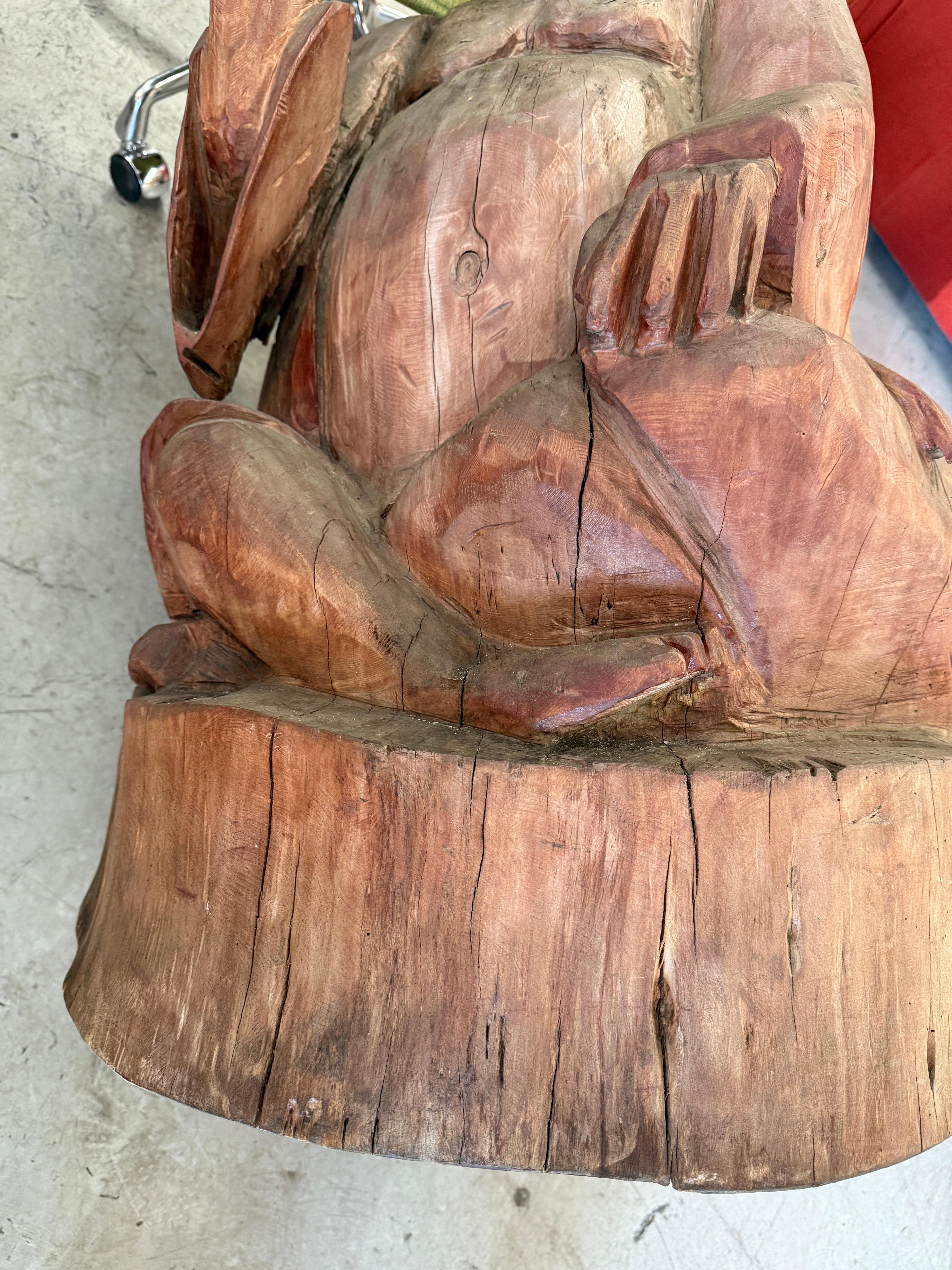 Massive geschnitzte Wood Buddha hält einen Vogel im Angebot 8