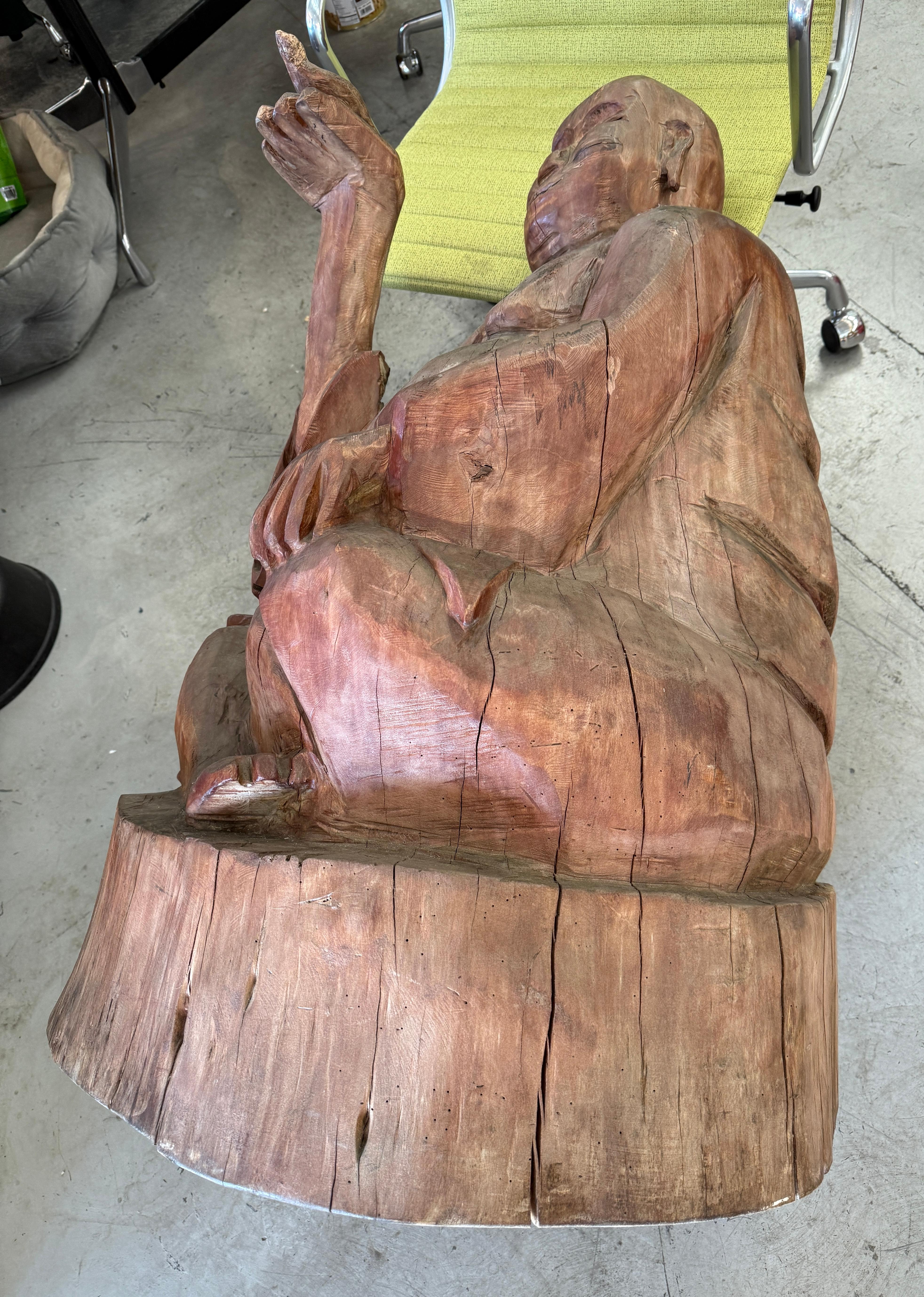 Massive geschnitzte Wood Buddha hält einen Vogel im Angebot 9